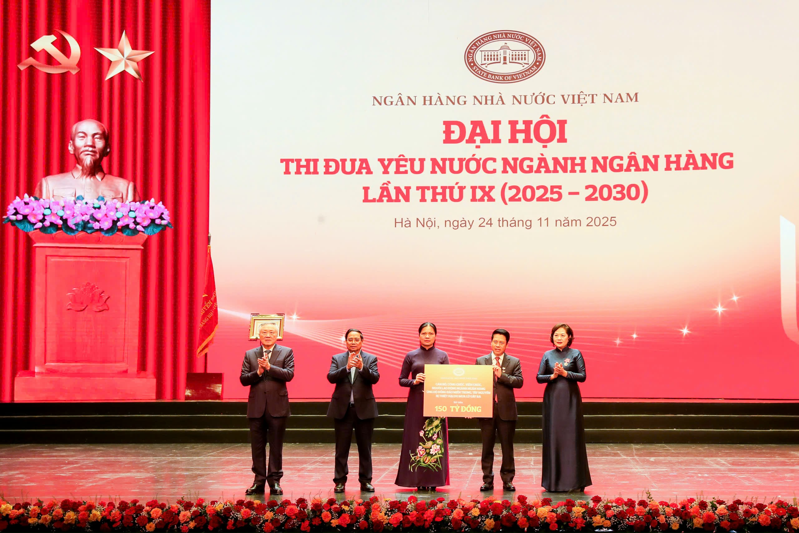 Ngành Ngân hàng trao tặng 150 tỷ đồng hỗ trợ bà con các tỉnh miền Trung, Tây Nguyên khắc phục hậu quả do thiên tai, bão lũ thông qua Ủy ban Trung ương mặt trận Tổ quốc Việt Nam