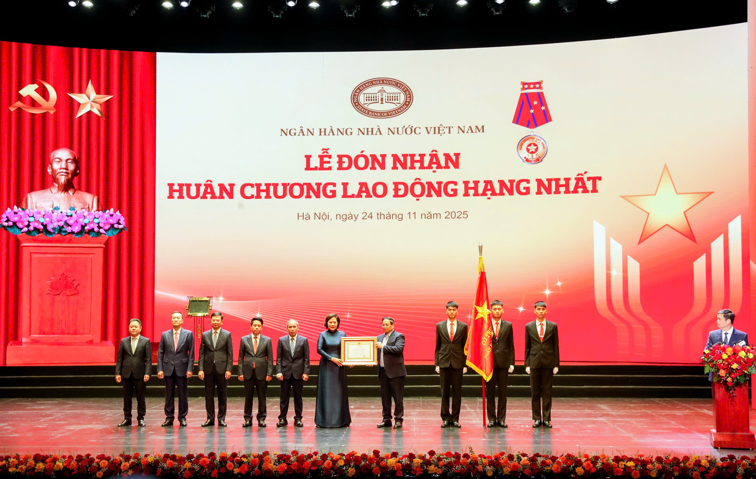 Tại Đại hội, ghi nhận thành tích đặc biệt xuất sắc đột xuất trong công tác điều hành chính sách tiền tệ góp phần trong quá trình xây dựng chủ nghĩa xã hội và bảo vệ tổ quốc, Đảng và Nhà nước trao tặng Huân chương lao động hạng Nhất cho NHNN Việt Nam
