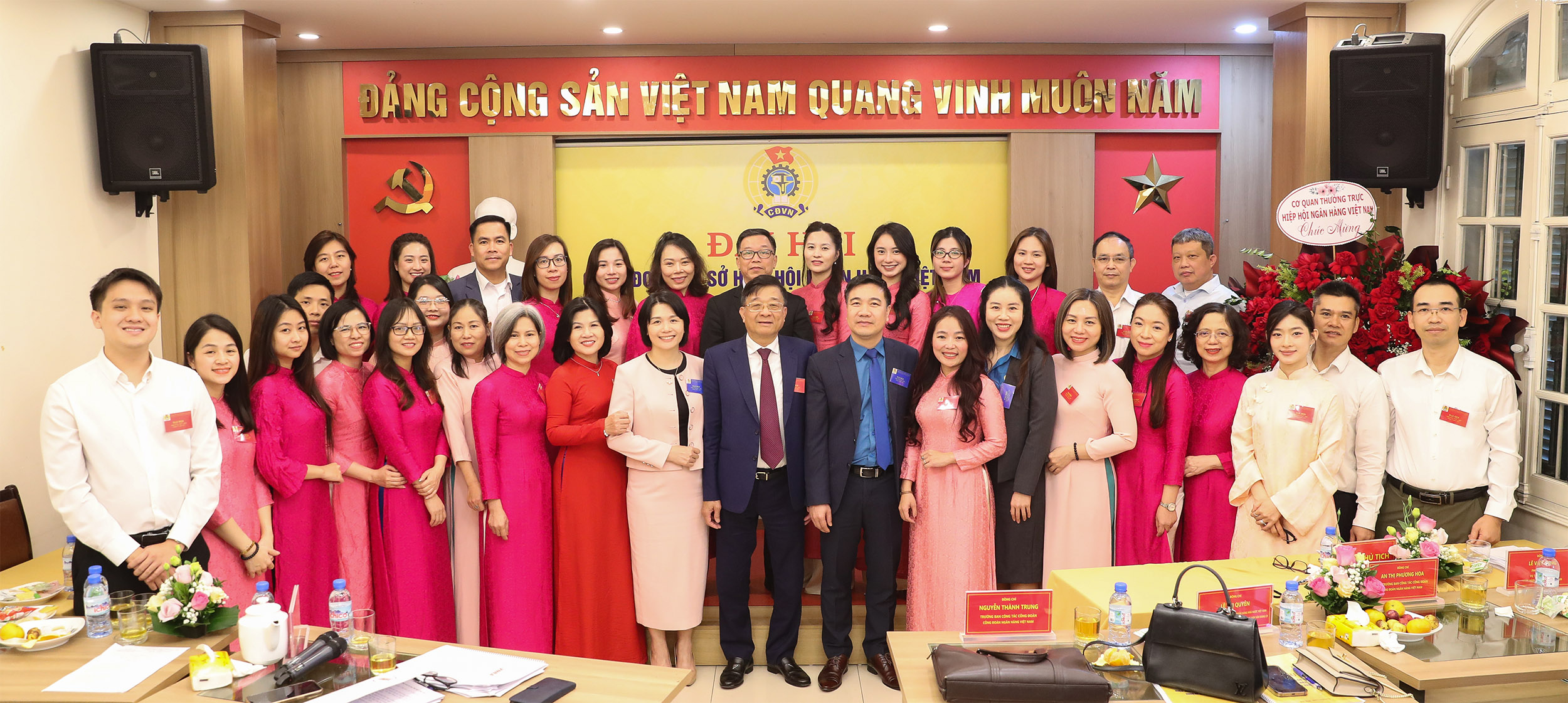 Các đại biểu tham dự đại hội chụp ảnh lưu niệm