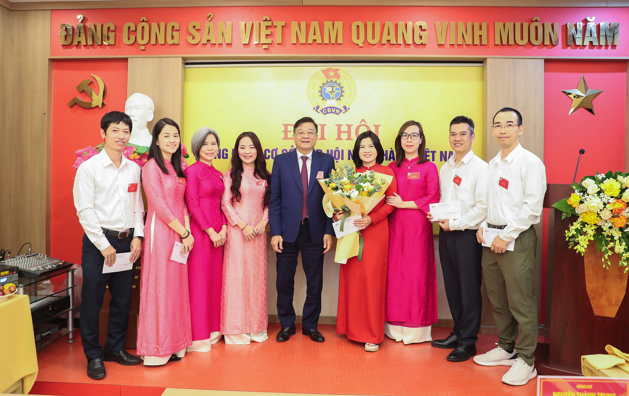 TS. Nguyễn Quốc Hùng, Phó Chủ tịch kiêm Tổng Thư ký Hiệp hội Ngân hàng Việt Nam, tặng hoa và biểu dương các đồng chí trong Ban Chấp hành CĐCS nhiệm kỳ 2023-2025 vì những thành tích đã đạt được.