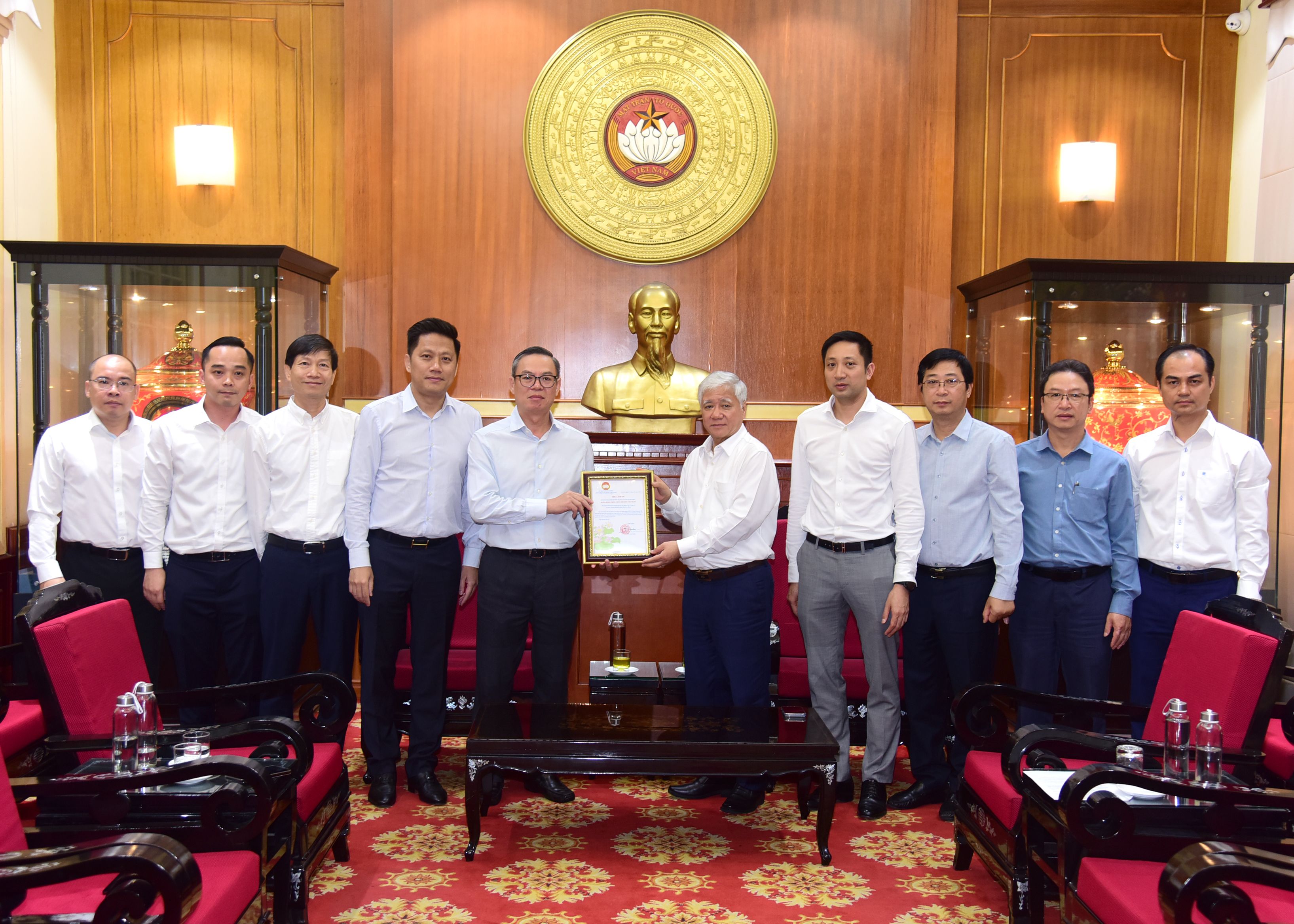 UBTW MTTQVN trao thư cảm ơn VietinBank