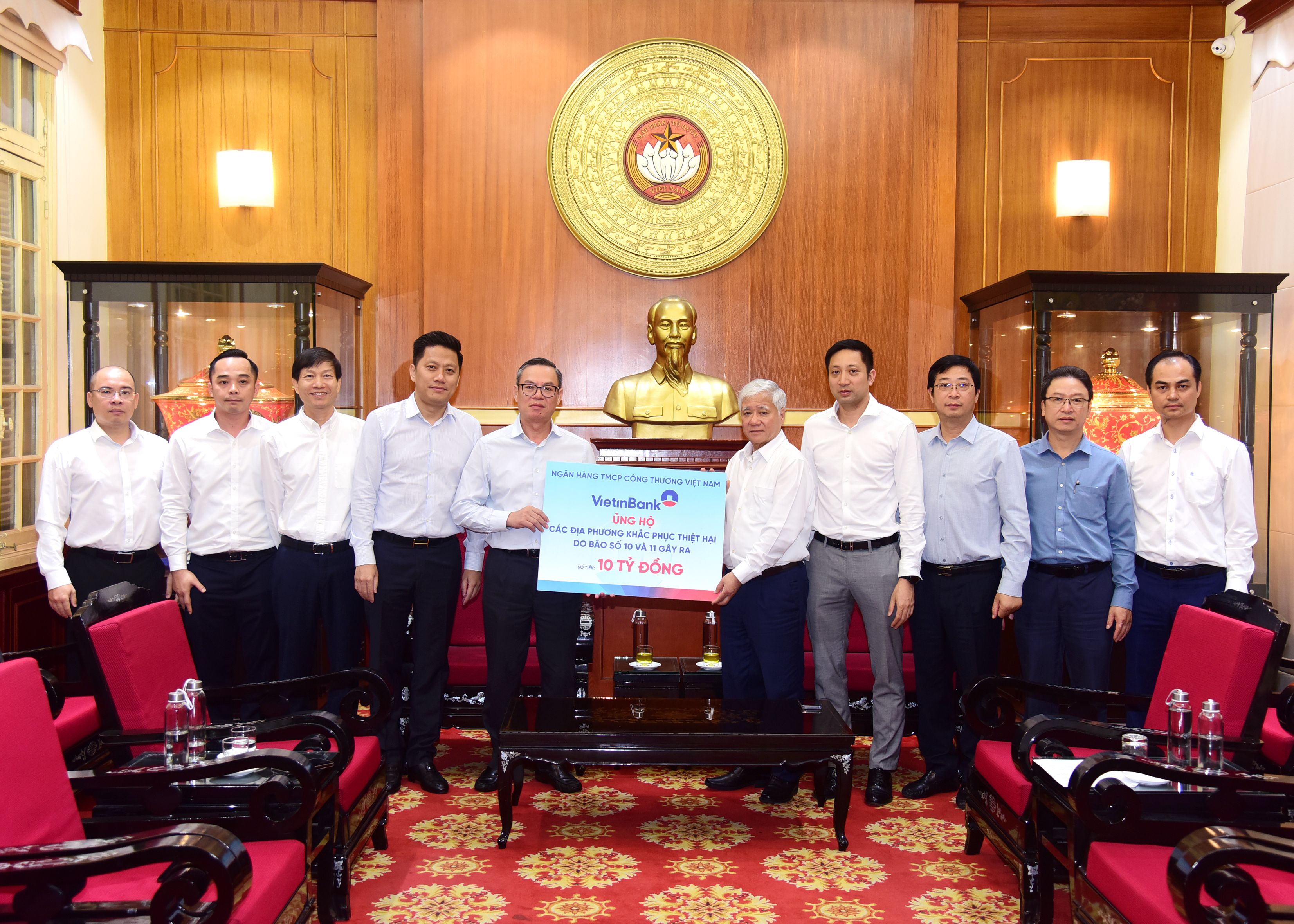 Chủ tịch HĐQT VietinBank Trần Minh Bình trao 10 tỷ đồng ủng hộ khắc phục hậu quả bão lũ