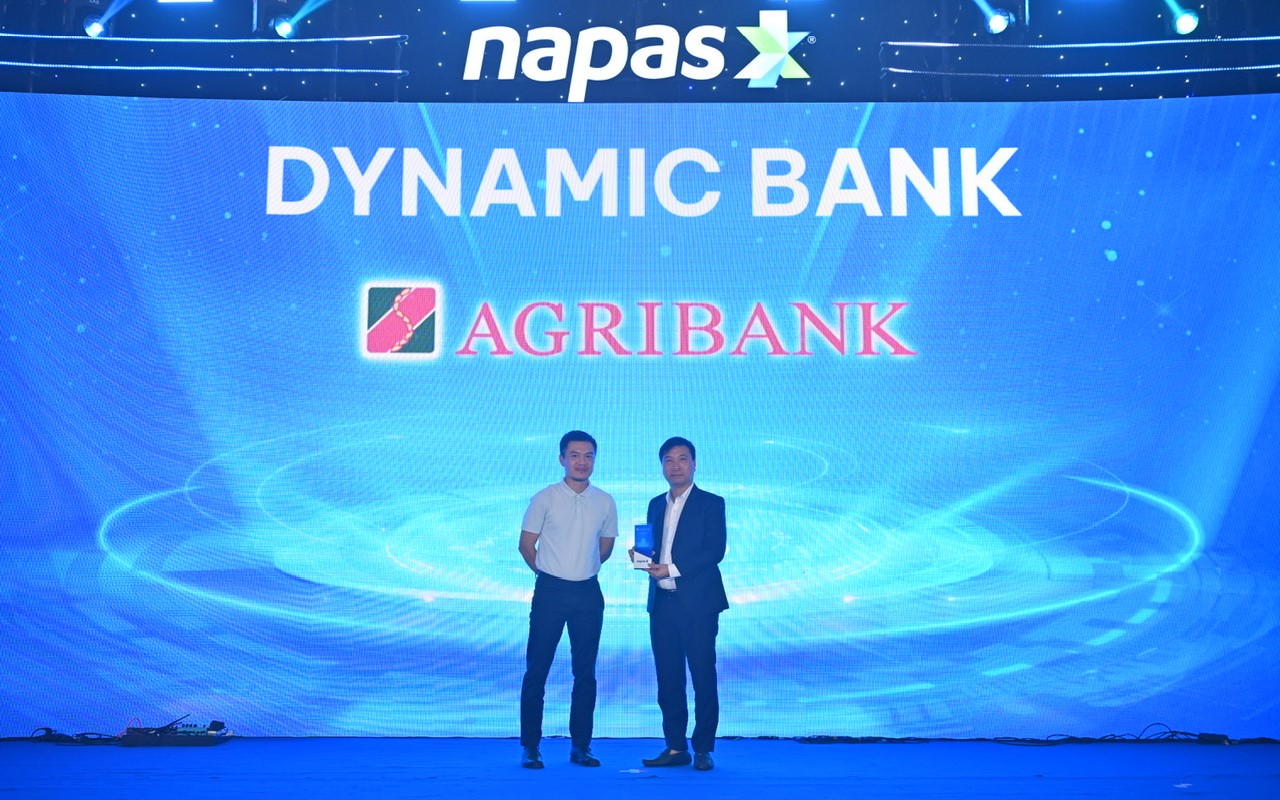 Đại diện Agribank nhận giải thưởng “Ngân hàng năng động nhất trong hợp tác triển khai dự án với NAPAS”