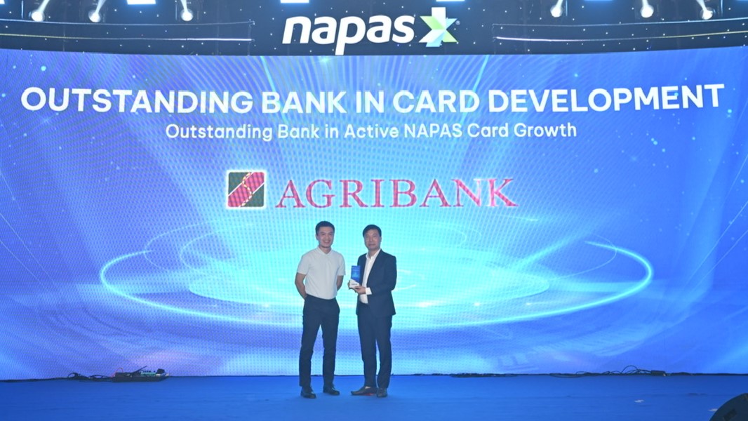 Đại diện Agribank nhận giải thưởng “Ngân hàng dẫn đầu về phát hành và phát triển thẻ NAPAS”