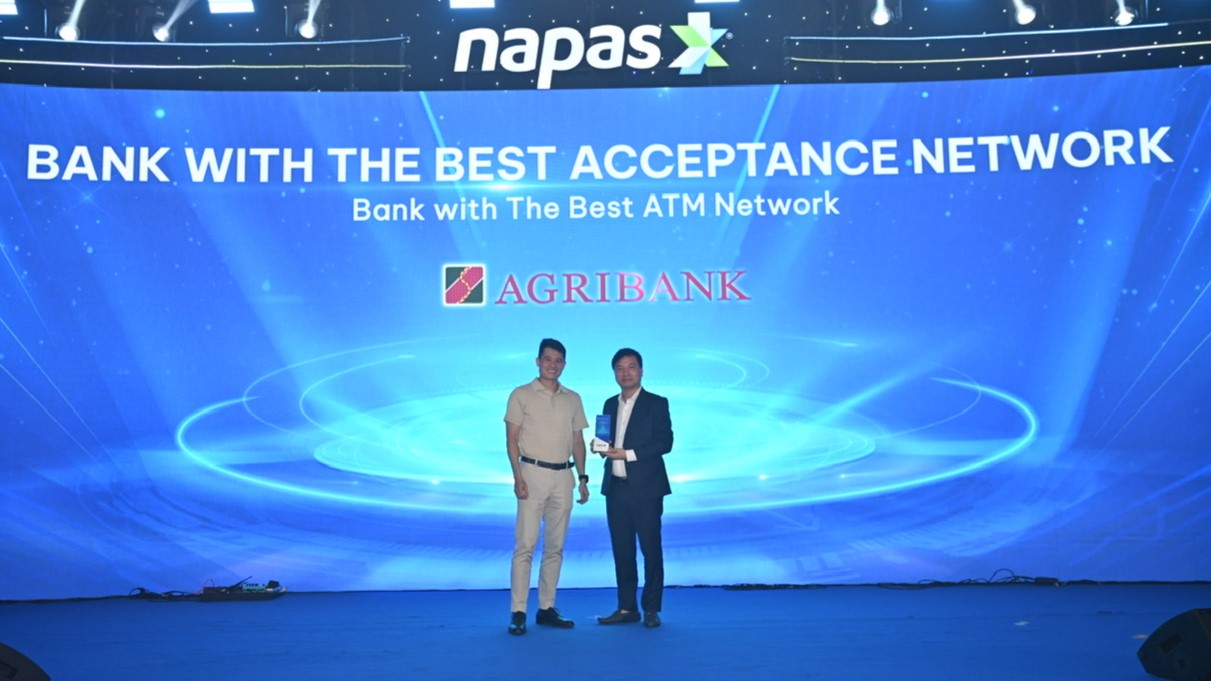 Đại diện Agribank nhận giải thưởng "Ngân hàng dẫn đầu về hiệu quả trong việc đầu tư và phát triển mạng lưới chấp nhận thanh toán thẻ” (Bank with The Best ATM Network)