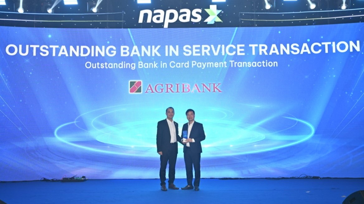 Đại diện Agribank nhận giải thưởng “Ngân hàng dẫn đầu về giao dịch chi tiêu thanh toán thẻ nội địa”