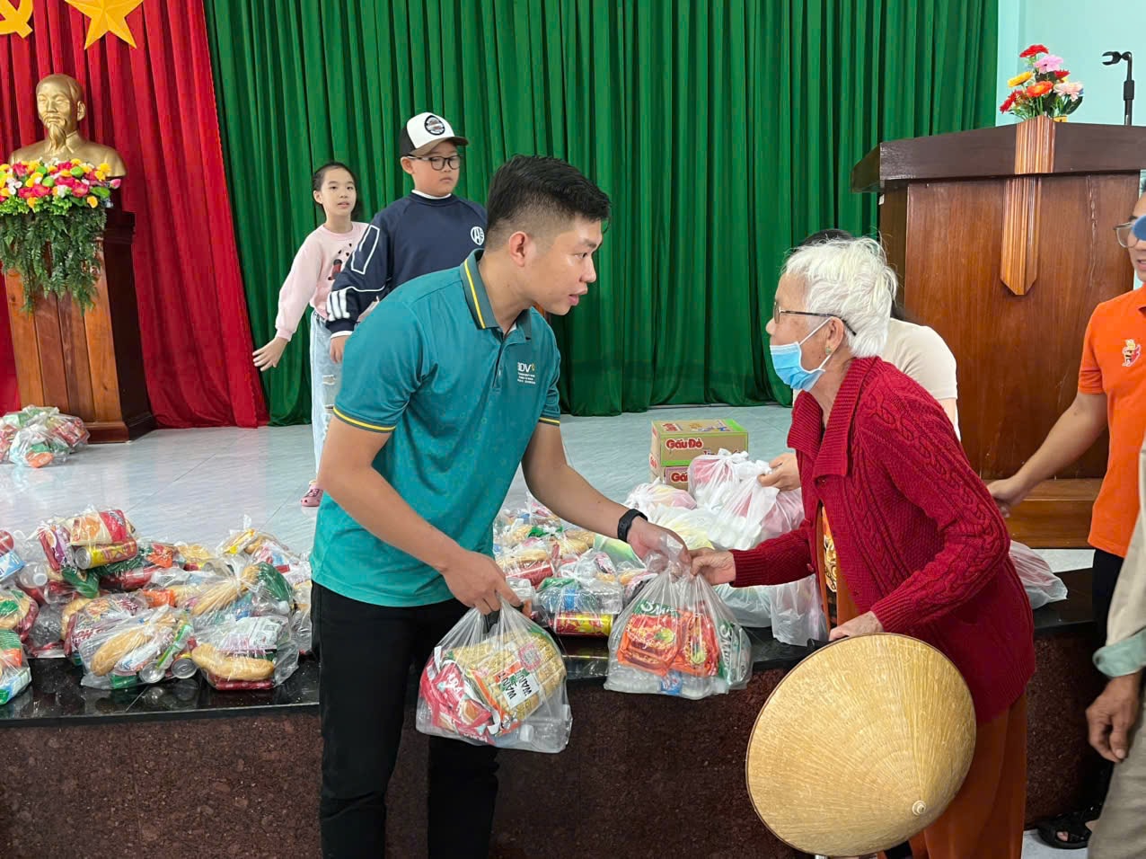 Những phần quà đến kịp thời với bà con