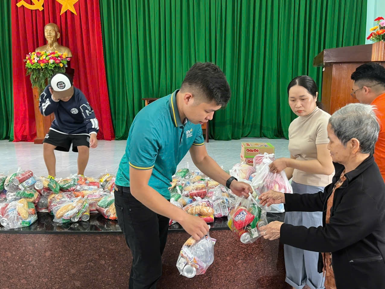 Những nhu yếu phẩm thiết yếu được chi nhánh BIDV chuẩn bị đầy đủ để cứu trợ