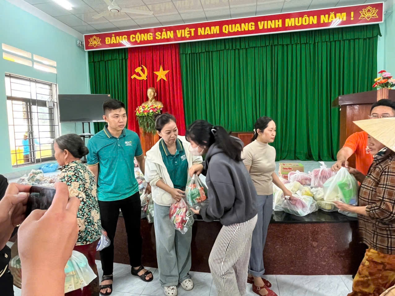 Các chi nhánh trên địa bàn tích cực cứu trợ đồng bào