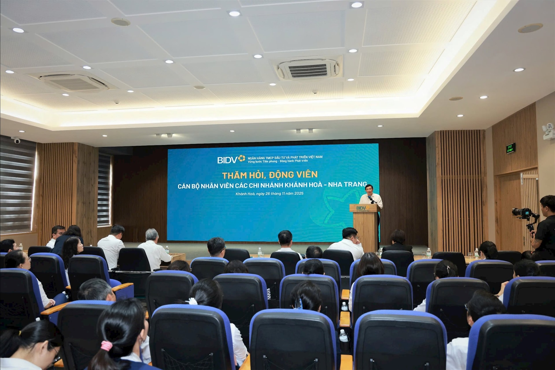 Chủ tịch Hội đồng quản trị Phan Đức Tú đến thăm hỏi, động viên các cán bộ nhân viên hai chi nhánh Khánh Hòa và Nha Trang