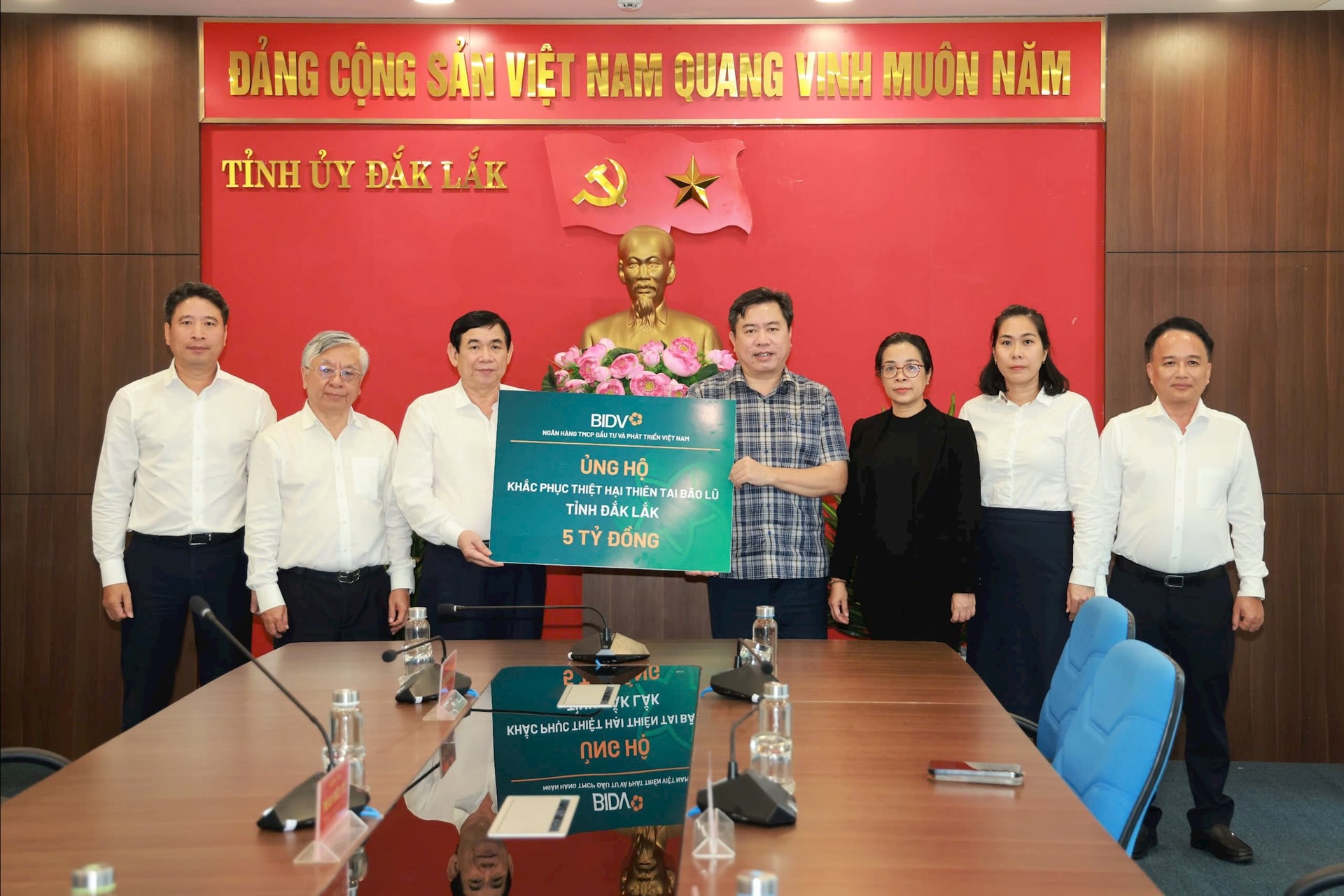 Cùng ngày 26/11/2025, Đoàn BIDV đã đến chia sẻ và trao quà hỗ trợ đổi với tỉnh Đắc Lắc.