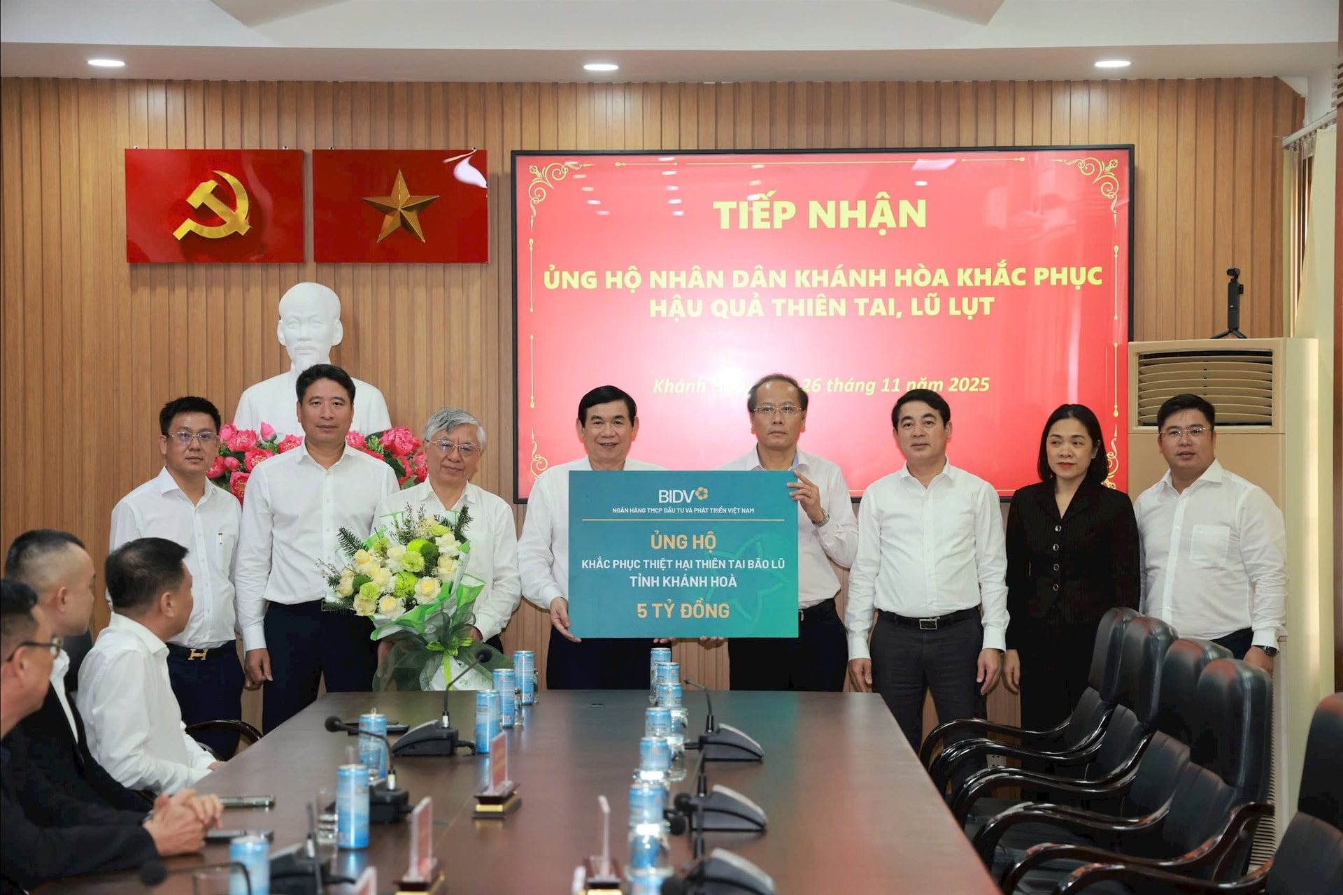 Đồng chí Phan Đức Tú - Bí thư Đảng ủy, Chủ tịch HĐQT BIDV chia sẻ và trao hỗ trợ 5 tỷ đồng đối với tỉnh Khánh Hòa. Đồng chí Nghiêm Xuân Thành - Ủy viên TW Đảng, Bí thư tỉnh ủy Khánh Hòa và các đồng chí lãnh đạo tỉnh đã tiếp đoàn.