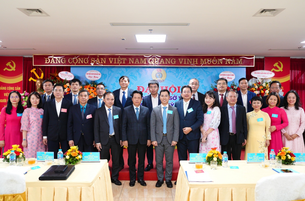 Ban Chấp hành Công đoàn cơ sở VAMC khoá mới chụp ảnh cùng với lãnh đạo NHNN, lãnh đạo Công đoàn Ngân hàng Việt Nam và các khách mời