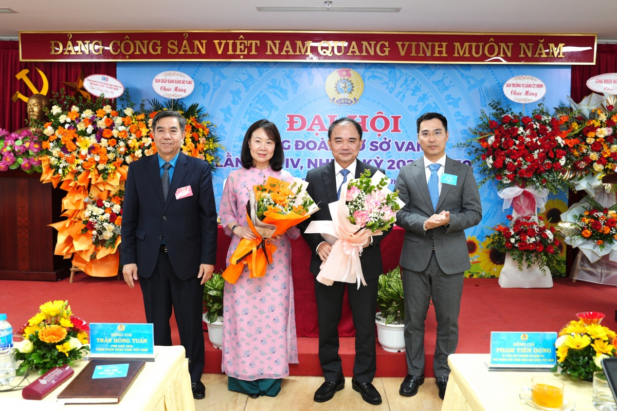 Đại diện lãnh đạo Công đoàn Ngân hàng Việt Nam và đại diện lãnh đạo VAMC chúc mừng Ban Chấp hành Công đoàn nhiệm kỳ 2023 - 2028 đã có nhiều đóng góp trong nhiệm kỳ