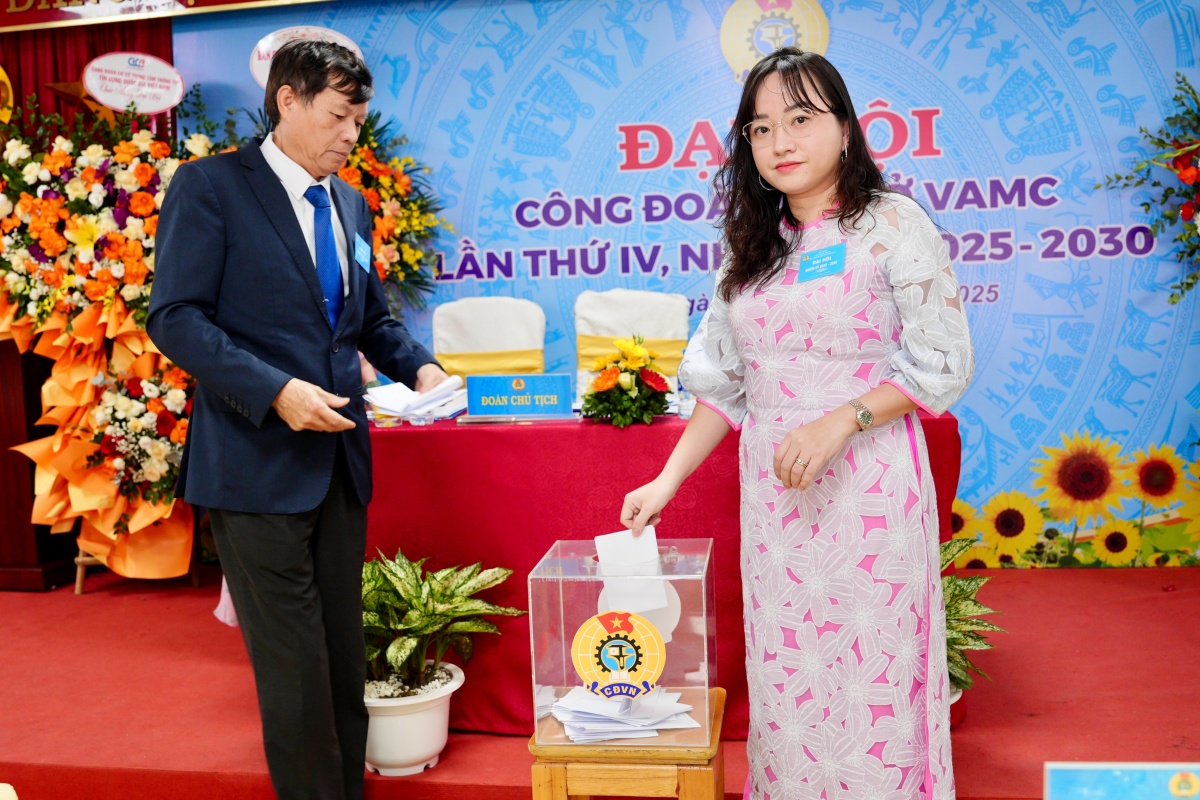 Đoàn viên, người lao động VAMC bỏ phiếu bầu Ban Chấp hành Công đoàn khoá mới
