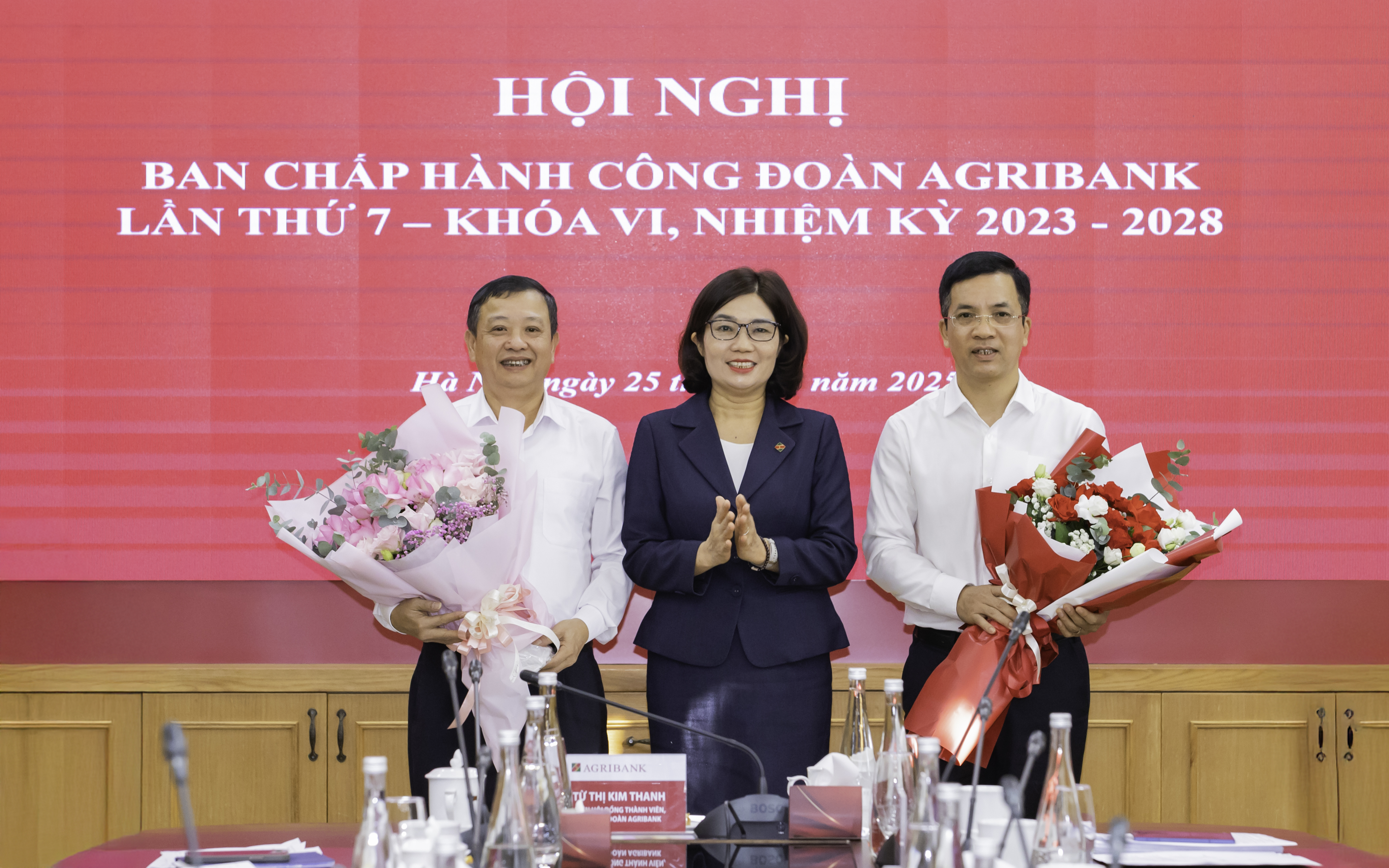 Đồng chí Từ Thị Kim Thanh tặng hoa chúc mừng đồng chí Nguyễn Trung Dũng và đồng chí Hoàng Văn Chuyên