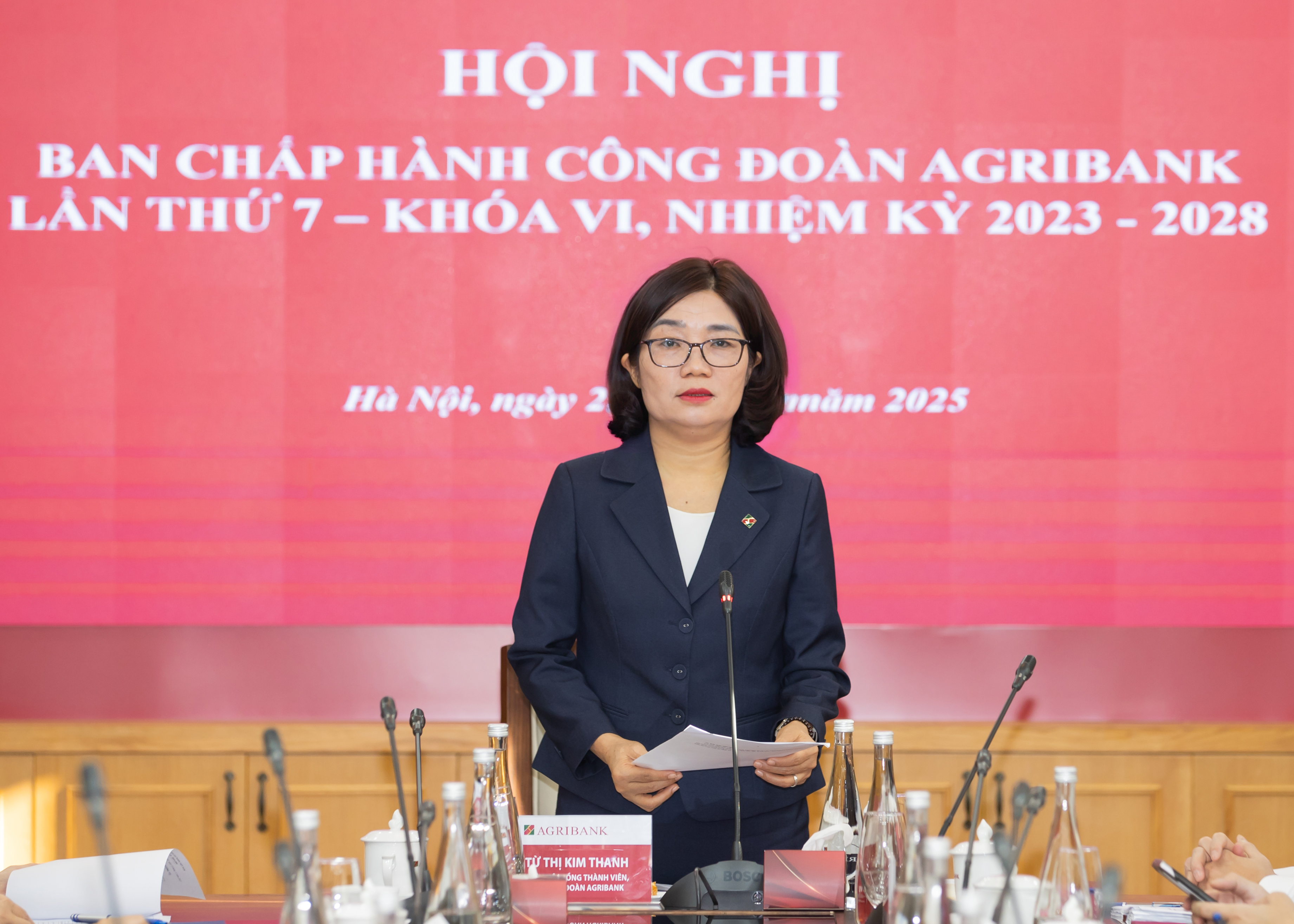 Đồng chí Từ Thị Kim Thanh - Ủy viên Ban Chấp hành Đảng bộ, Thành viên Hội đồng thành viên, Chủ tịch Công đoàn Agribank phát biểu tại Hội nghị