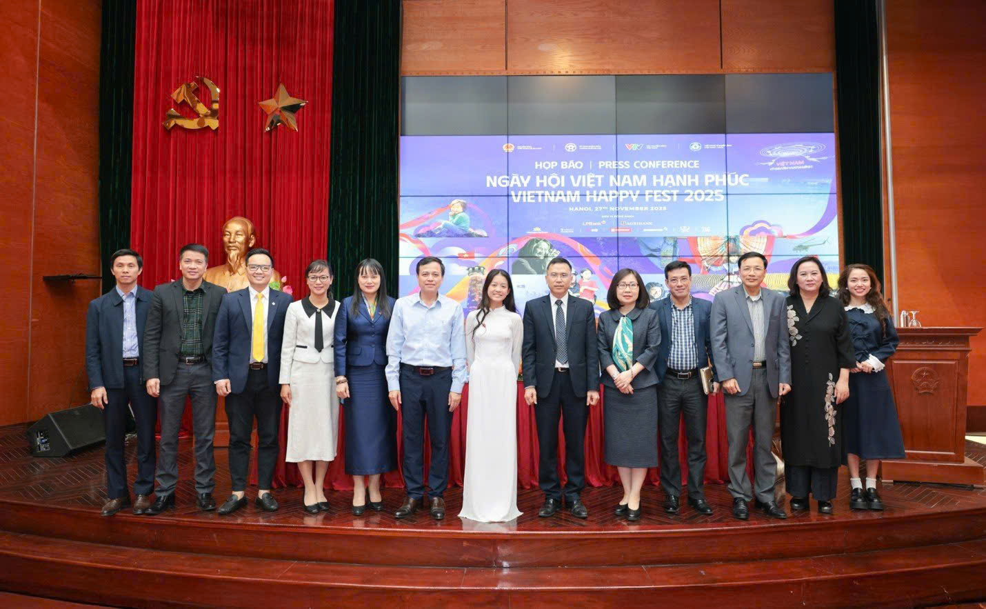Bà Phùng Thị Bình, Phó Tổng Giám đốc Agribank (thứ 5 từ trái sang) chụp ảnh lưu niệm cùng Ban tổ chức sự kiện