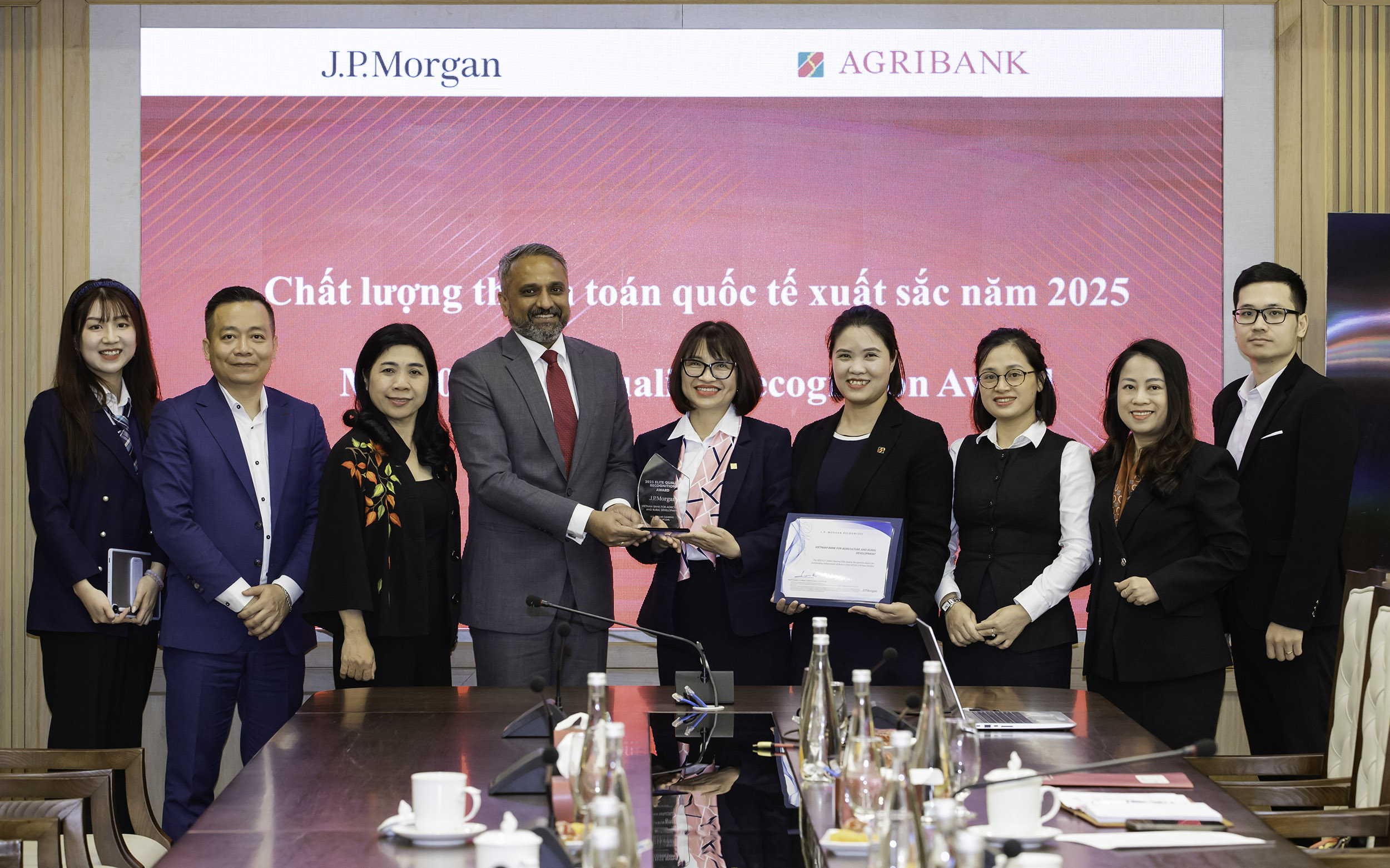 Bà Phạm Thị Thúy Ngà - PGĐ Trung tâm Thanh toán thay mặt Agribank nhận giải thưởng