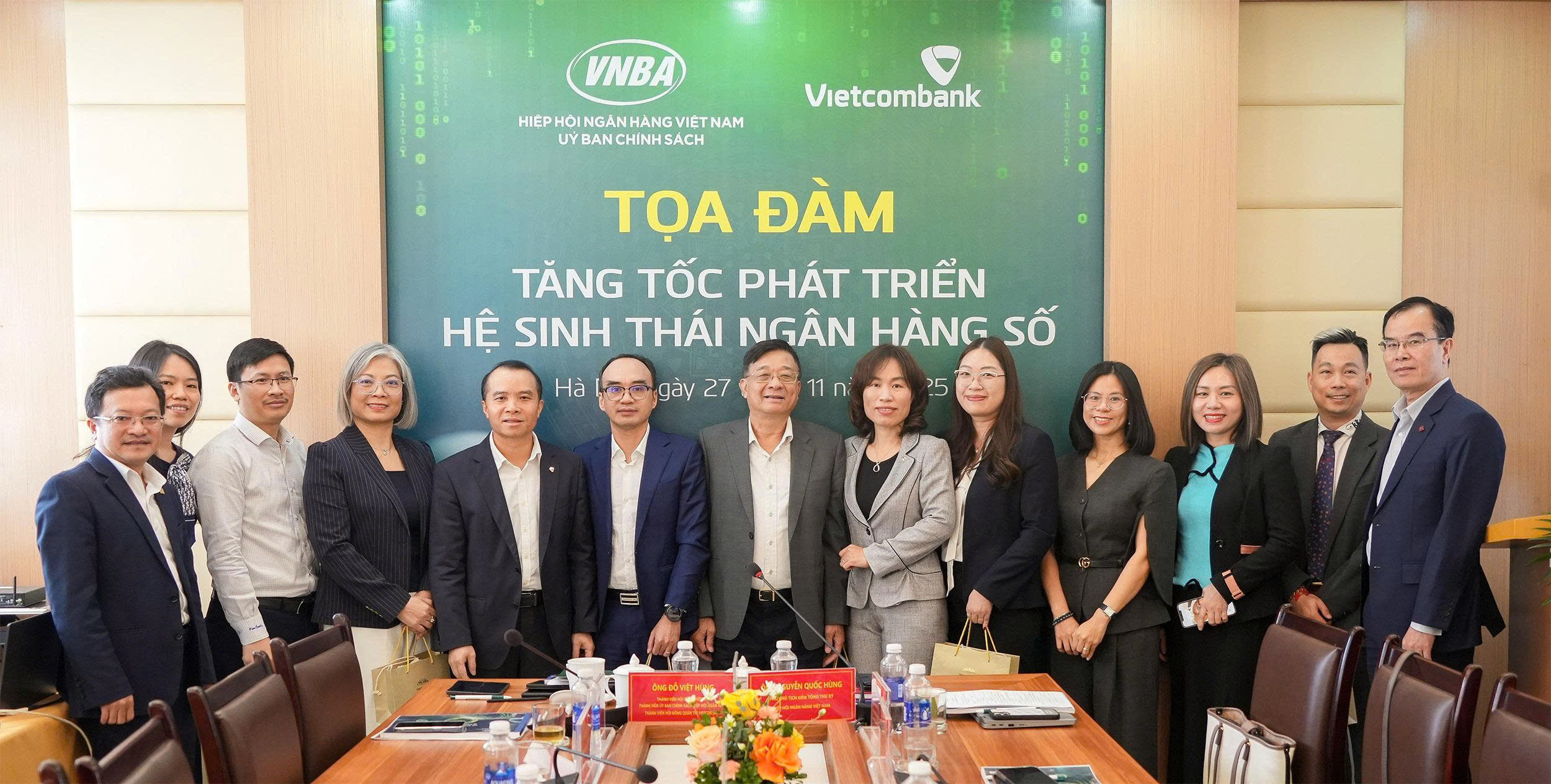 Các đại biểu tham dự tọa đàm chụp ảnh lưu niệm
