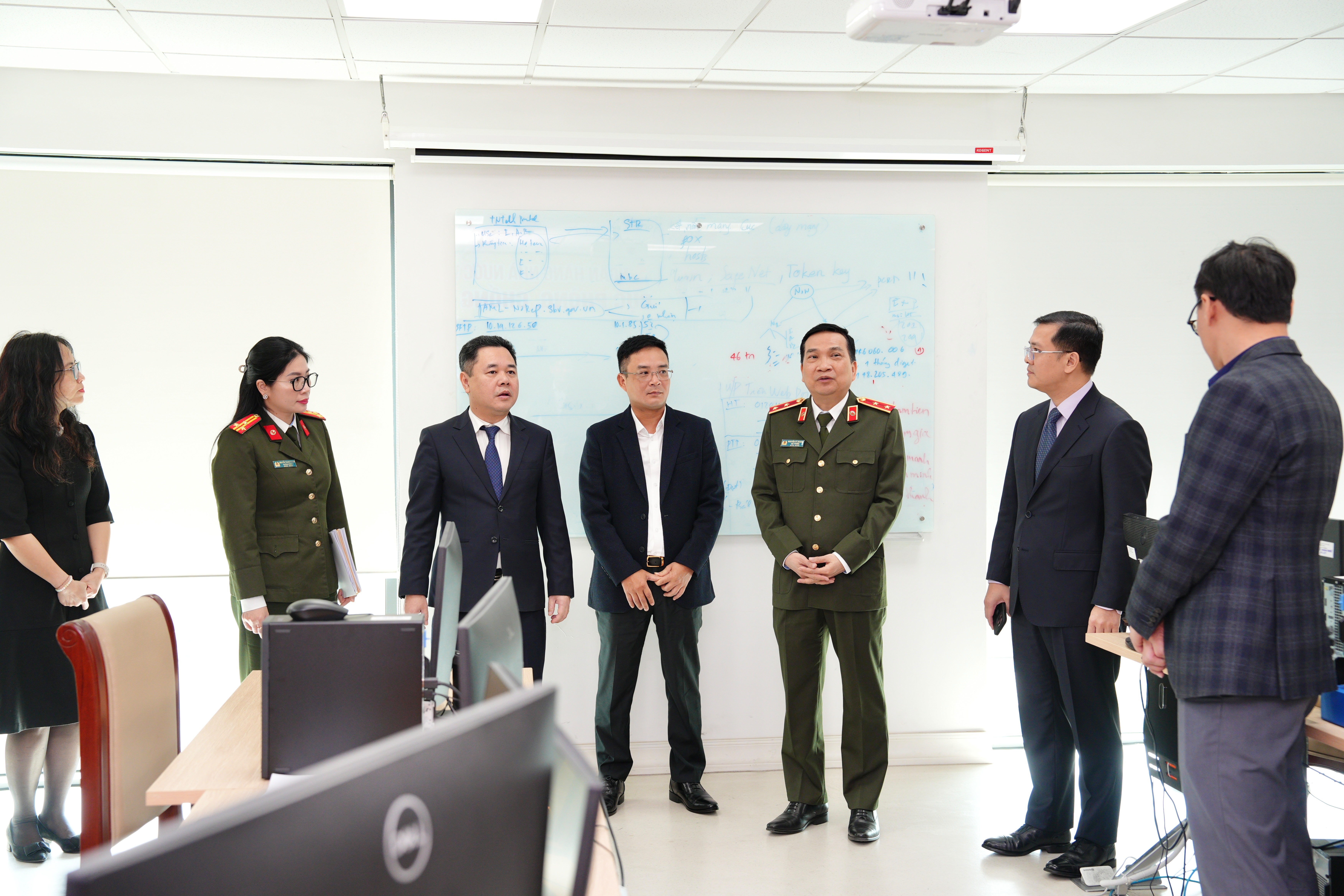 Phó Thống đốc Nguyễn Ngọc Cảnh cùng đại diện Cục Phòng, chống rửa tiền và Cục An ninh kinh tế trao đổi thông tin