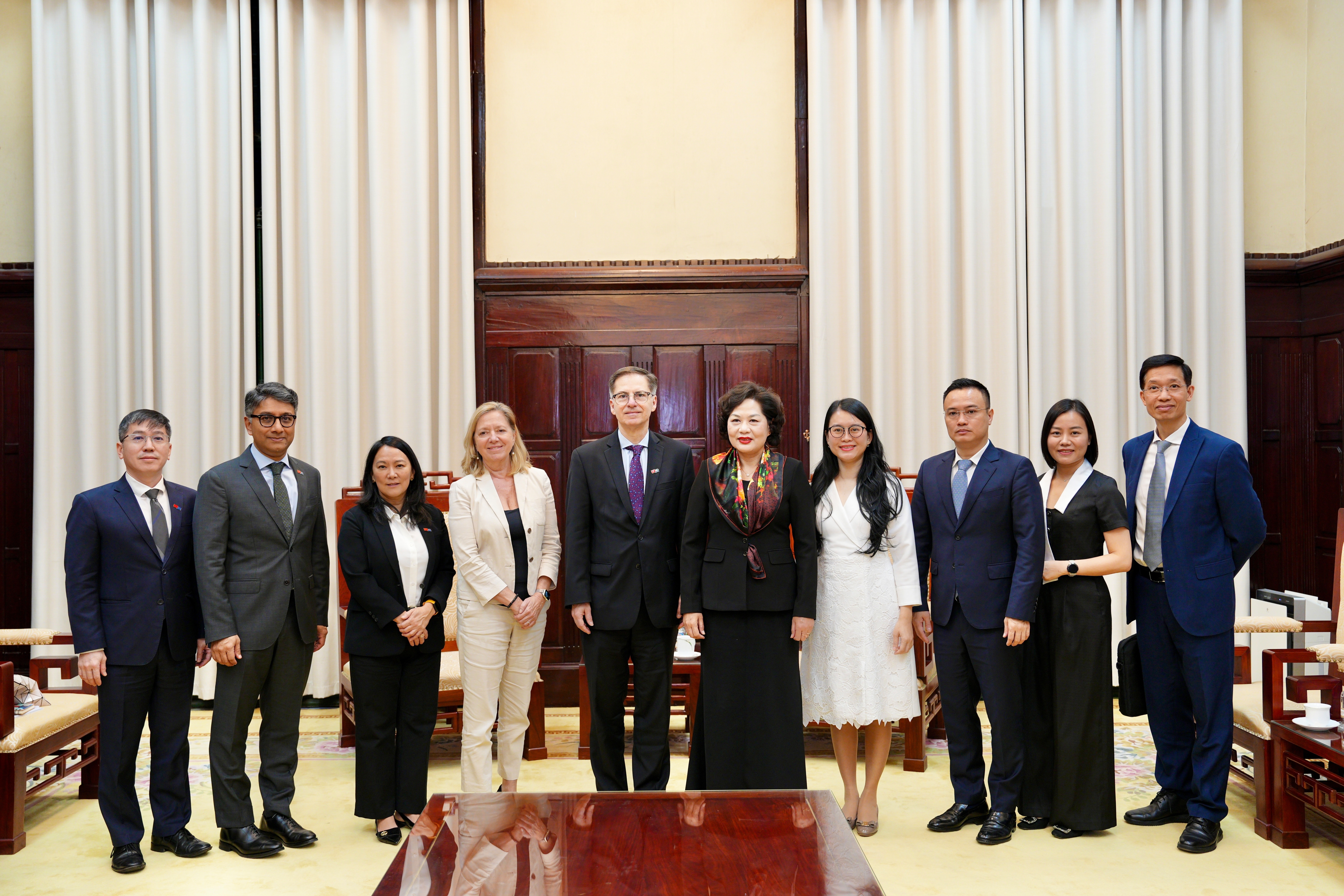 Thống đốc NHNN và Đoàn Phó Chủ tịch WB chụp ảnh lưu niệm