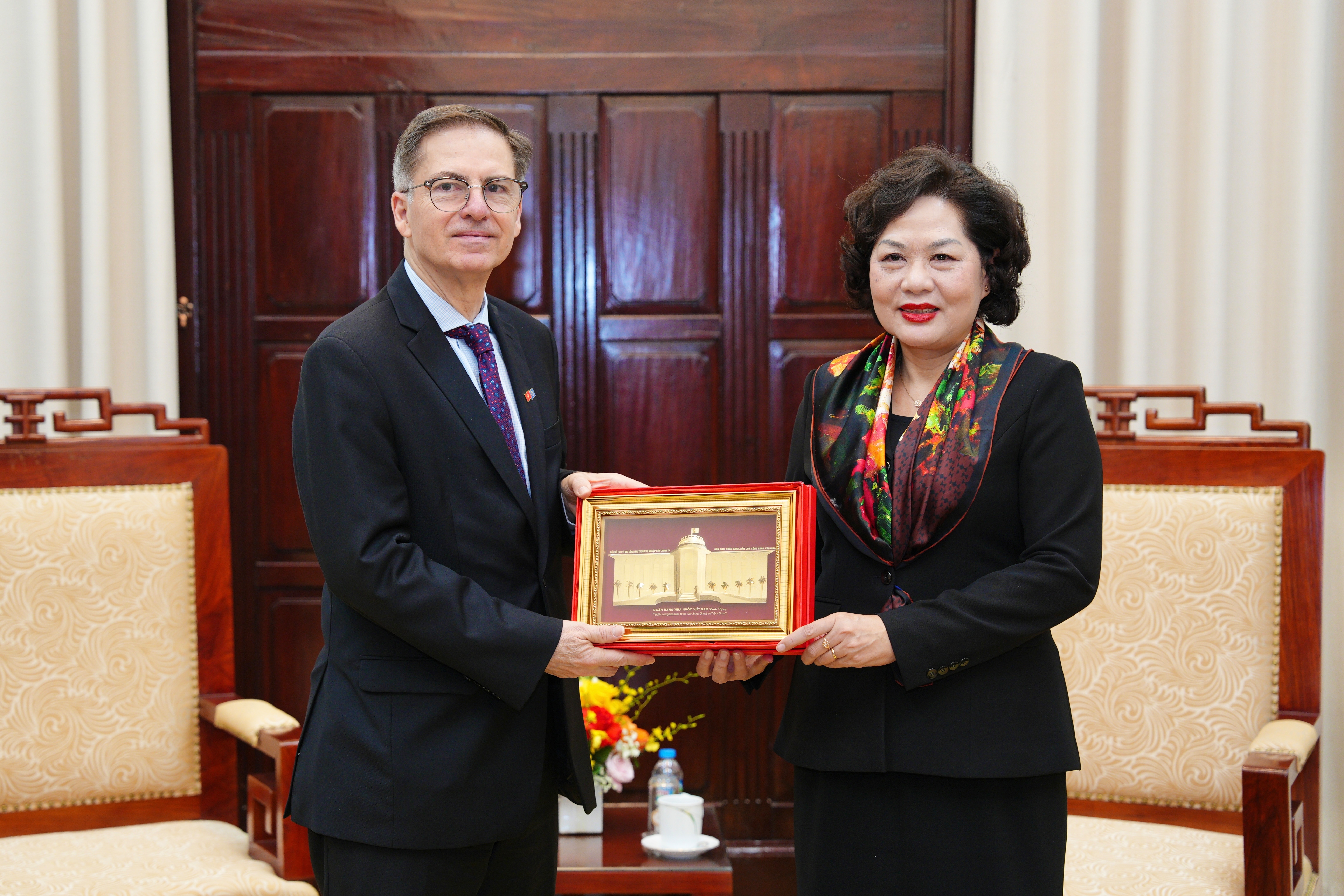 Thống đốc NHNN tặng quà lưu niệm cho Phó Chủ tịch WB