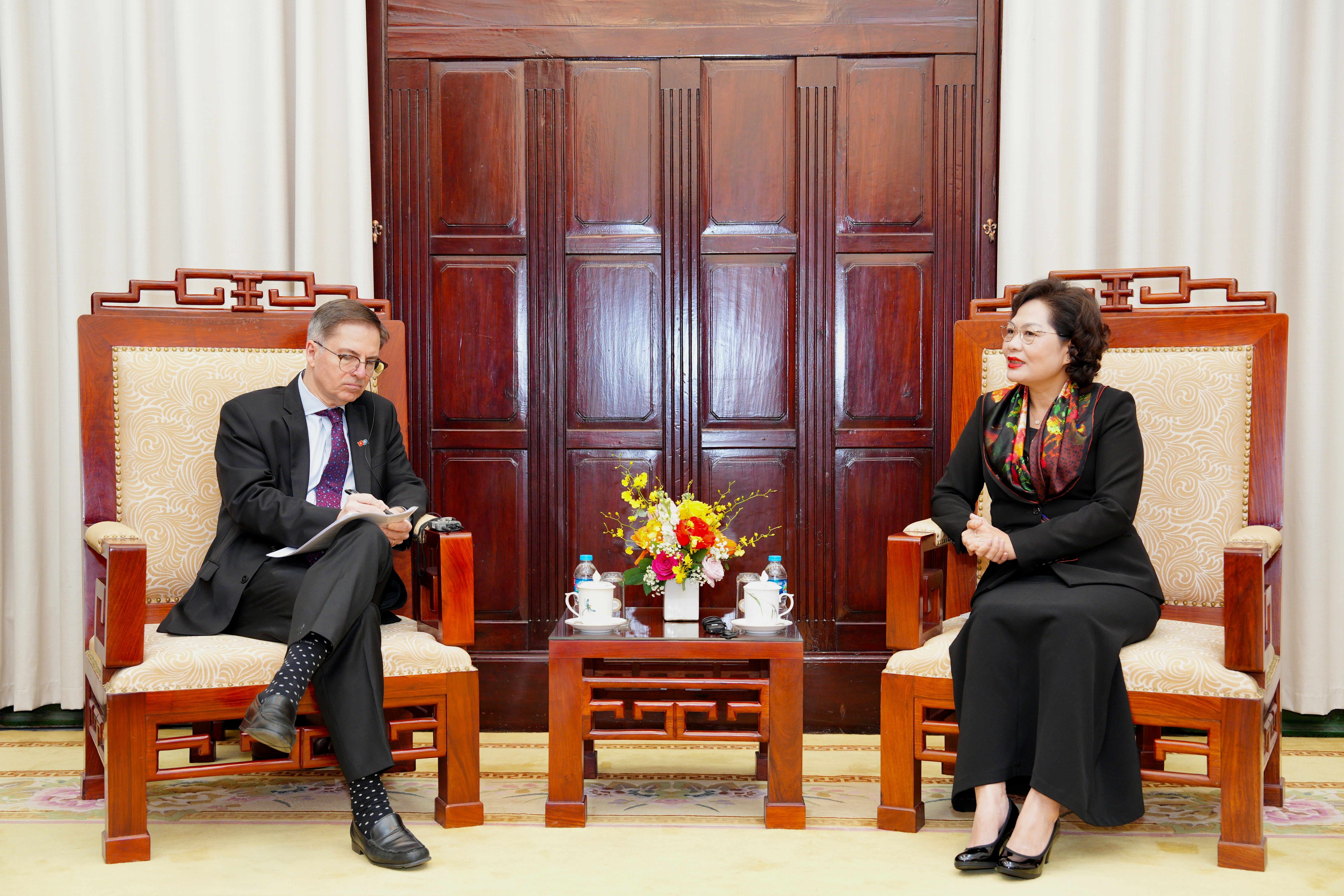 Thống đốc NHNN và Phó Chủ tịch WB trao đổi tại buổi làm việc