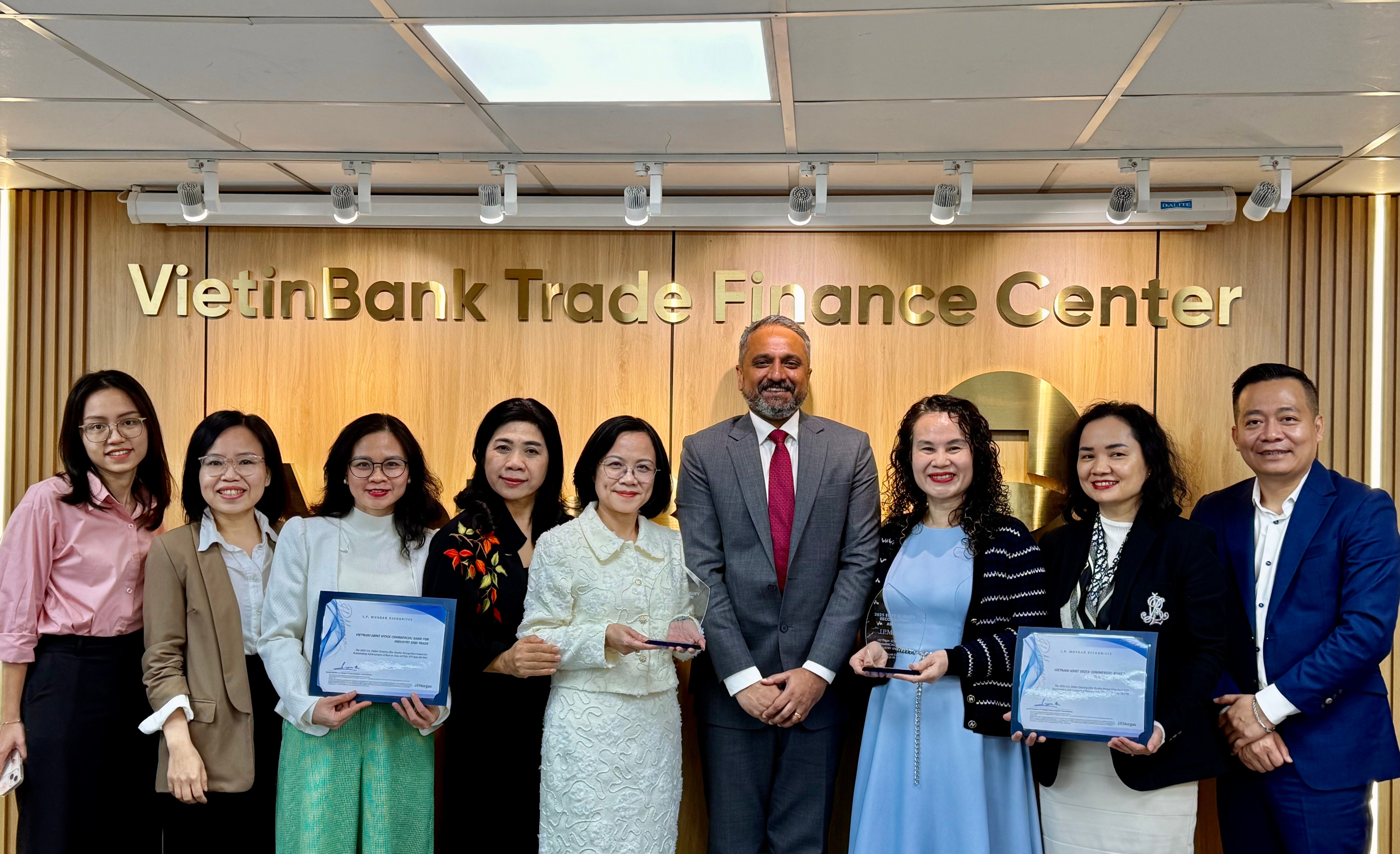 VietinBank đón nhận 2 giải thưởng do JPMorgan trao tặng