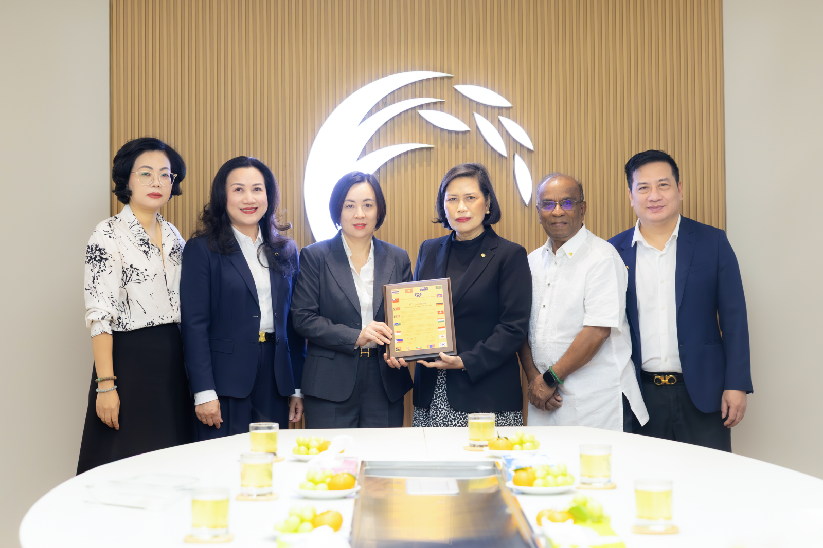 Lãnh đạo Co-opBank và đoàn công tác ACCU trao quà lưu niệm
