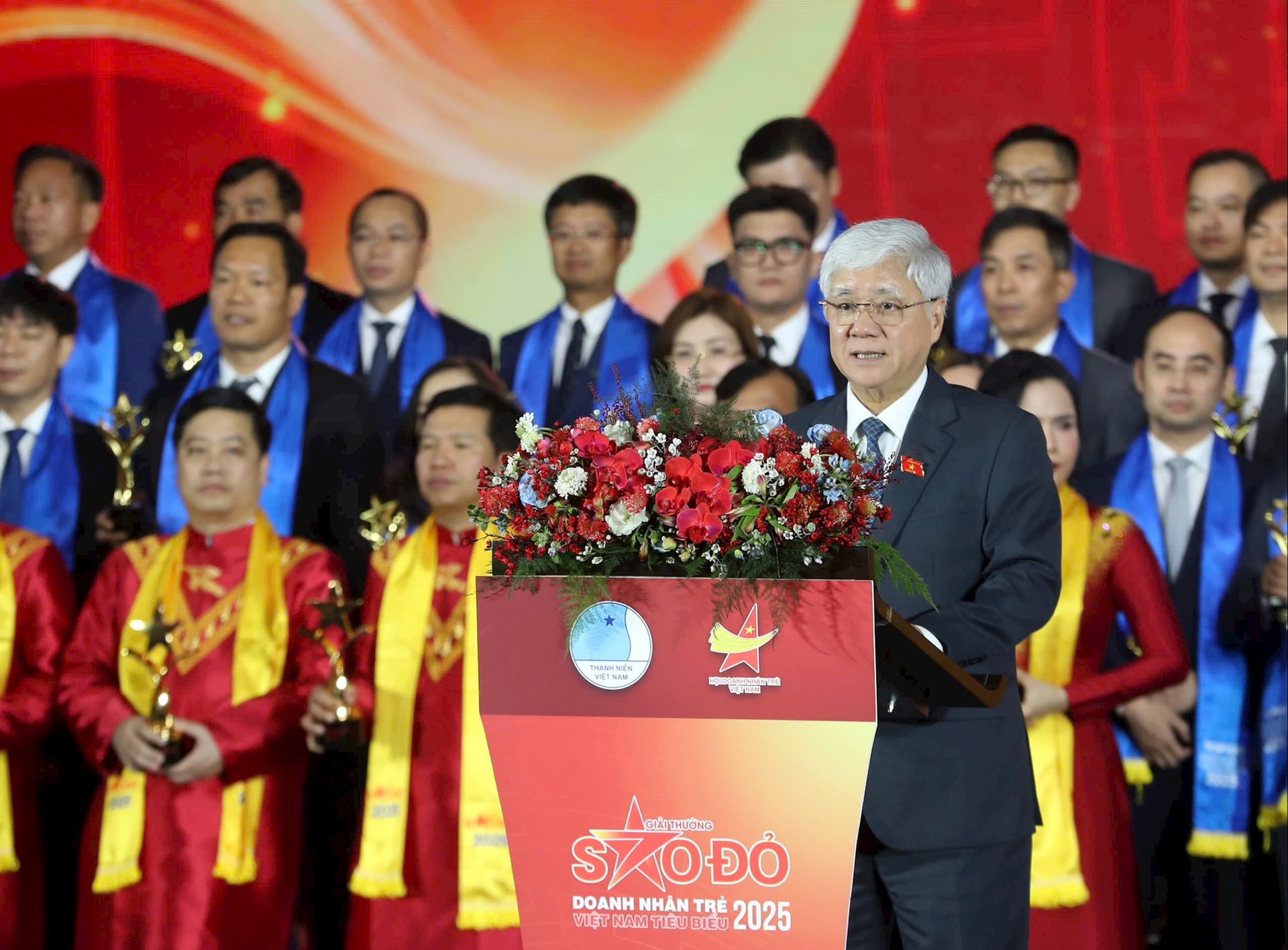 Ông Đỗ Văn Chiến - Ủy viên Bộ Chính trị, Phó chủ tịch Thường trực Quốc hội phát biểu tại buổi lễ trao giải doanh nhân Sao Đỏ.