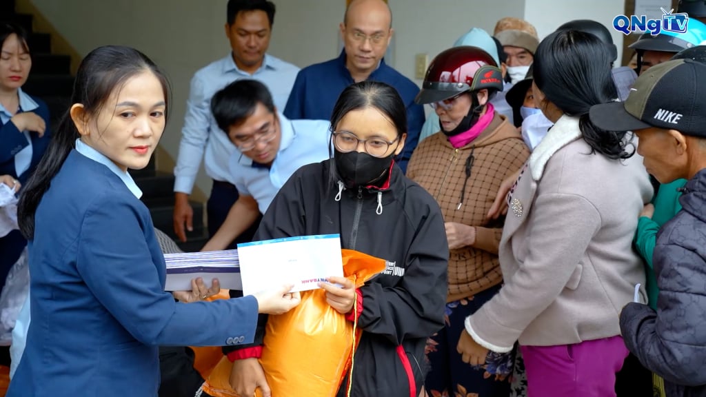 Vietbank trao 1.000 suất quà hỗ trợ người dân Quảng Ngãi