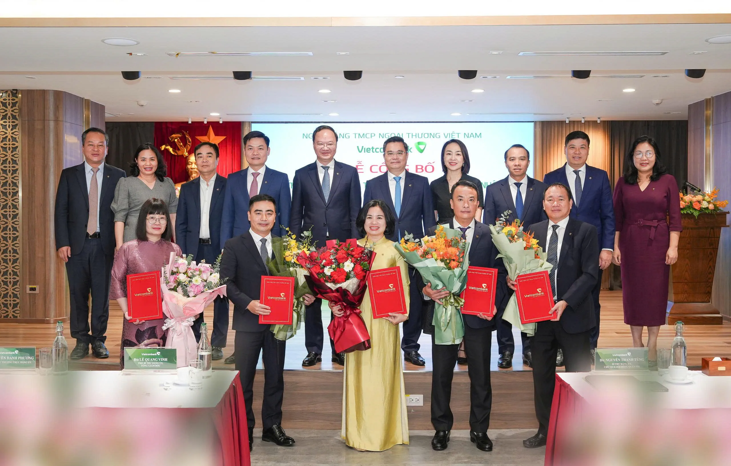 Đại diện Ban lãnh đạo Vietcombank chụp ảnh lưu niệm cùng 5 nhân sự lãnh đạo các chi nhánh vừa được chỉ định, điều động, bổ nhiệm