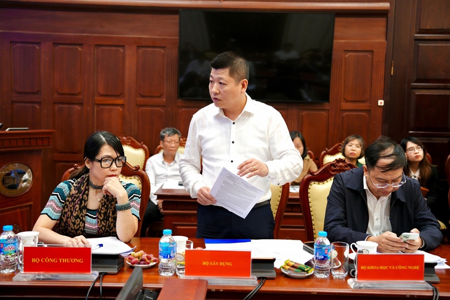 Đại diện một số bộ, ngành đóng góp ý kiến tại cuộc họp