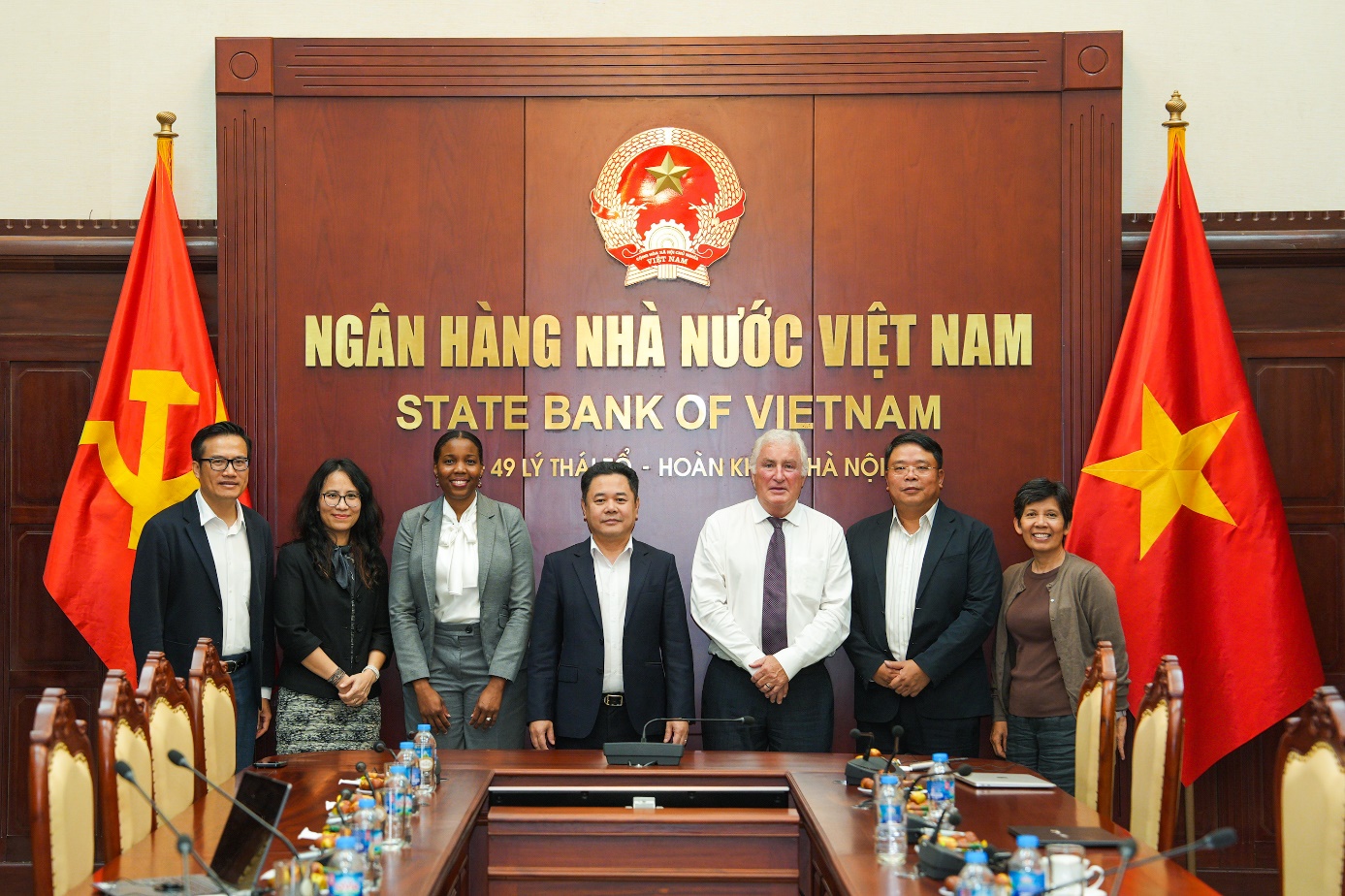 Các đại biểu chụp ảnh lưu niệm (Ảnh: Hoàng Giáp)
