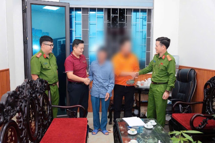 Công an xã Suối Hai và đại diện Agribank Chi nhánh Hà Tây 1 làm việc với gia đình ông Đ