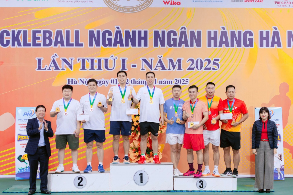 Bà Nguyễn Thị Hòa, Giám đốc NHNN chi nhánh Khu vực 1 và ông Nguyễn Quốc Huy, Phó Giám đốc NHNN chi nhánh Khu vực 1, Trưởng Ban Tổ chức trao giải cho nội dung Đôi nam