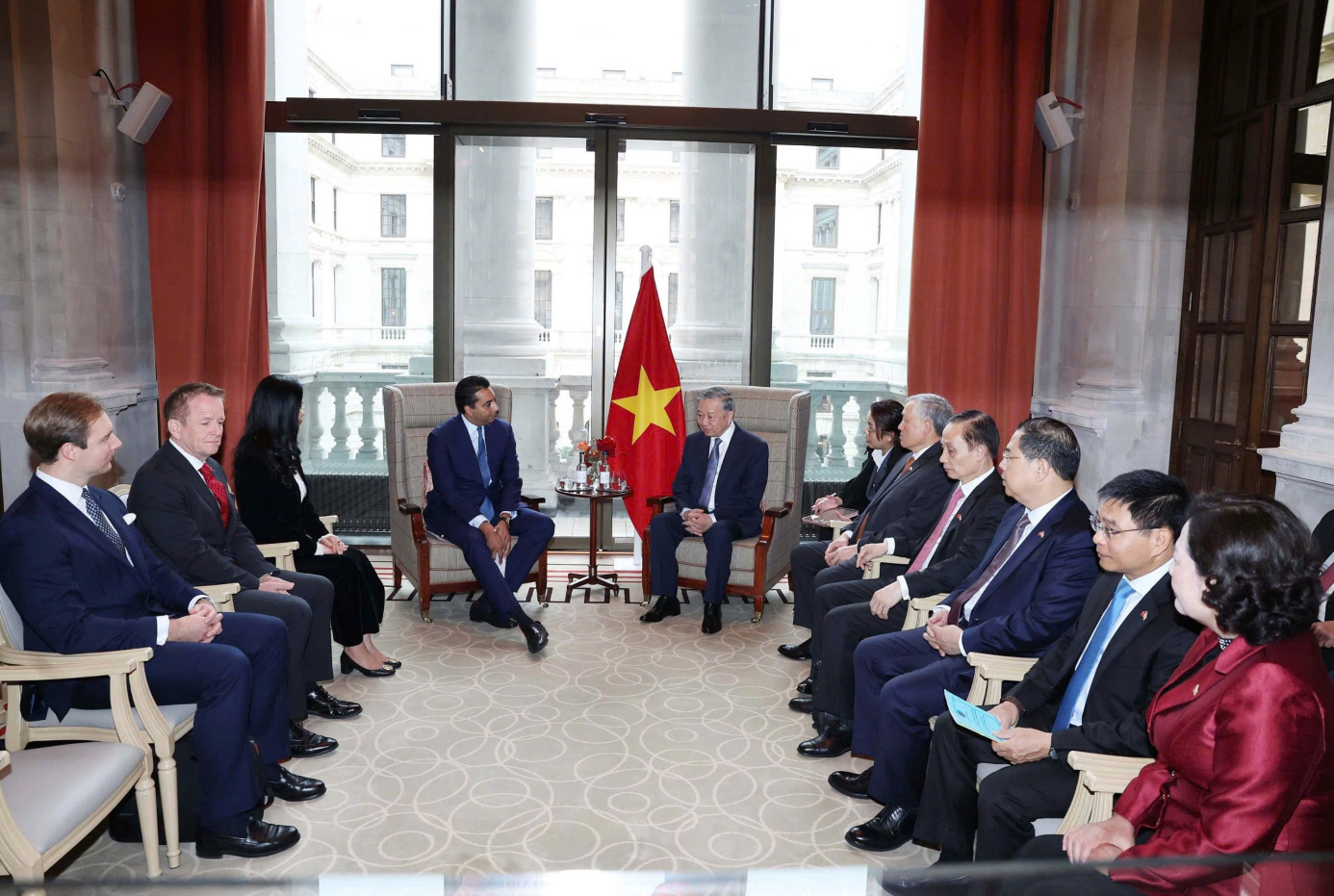 Quang cảnh buổi làm việc với Standard Chartered