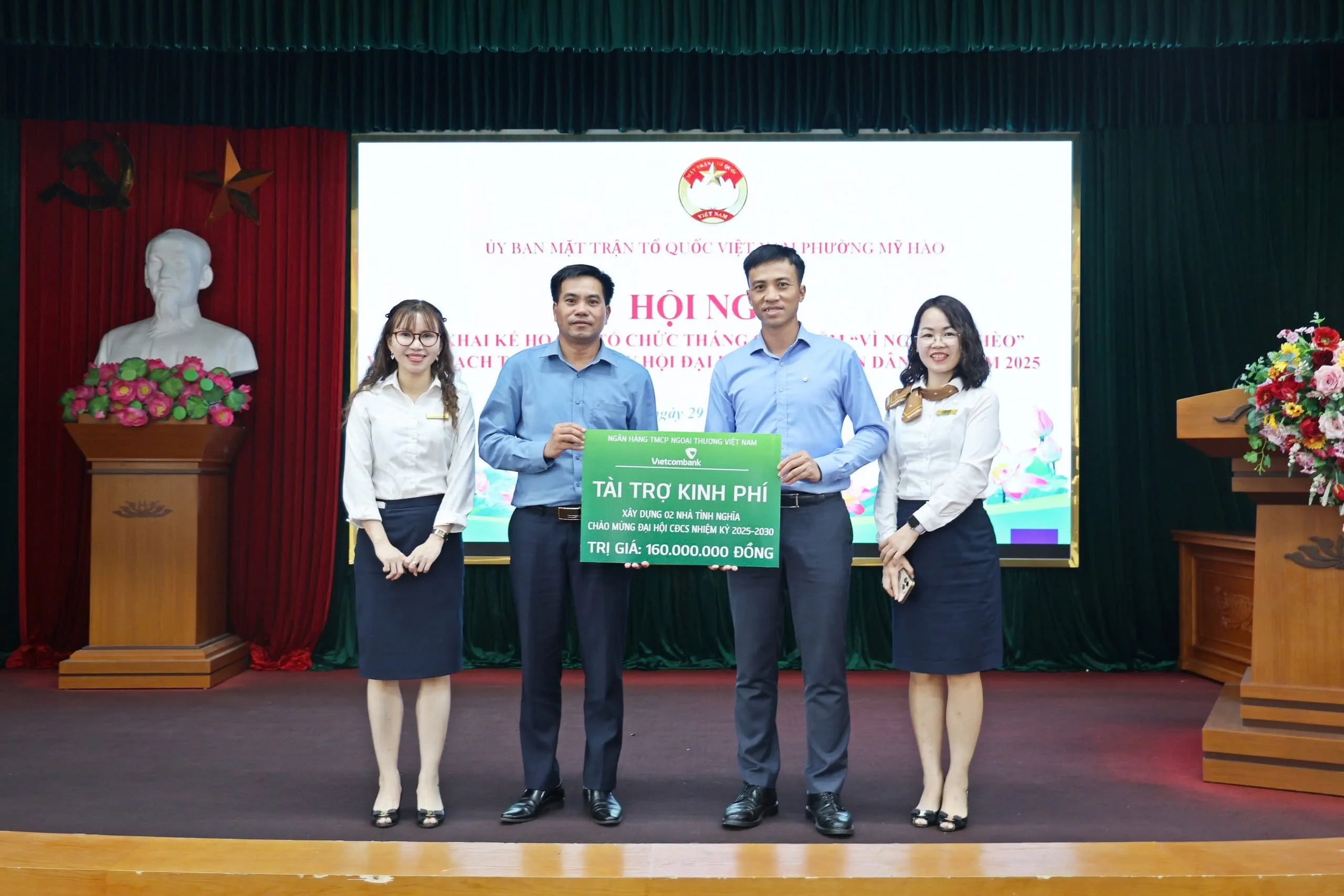 Ông Hoàng Ngọc Anh - Phó Giám đốc, Chủ tịch công đoàn Vietcombank Hưng Yên (thứ hai từ phải sang) trao tặng kinh phí xây dựng 2 nhà tình nghĩa tại phường Mỹ Hào