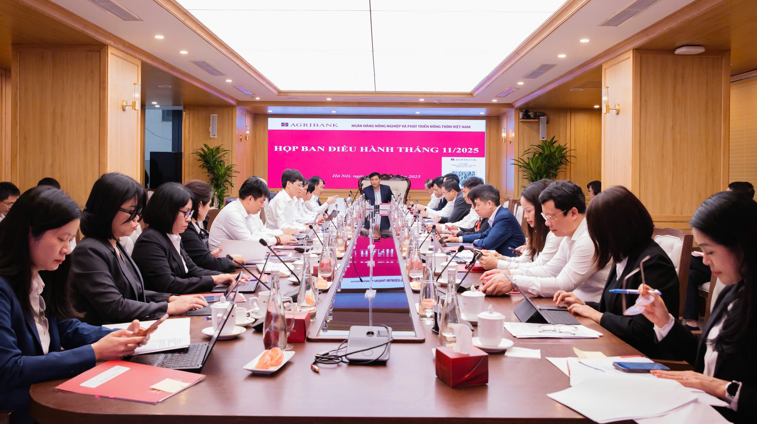 Toàn cảnh phiên họp Ban Điều hành tháng 11/2025