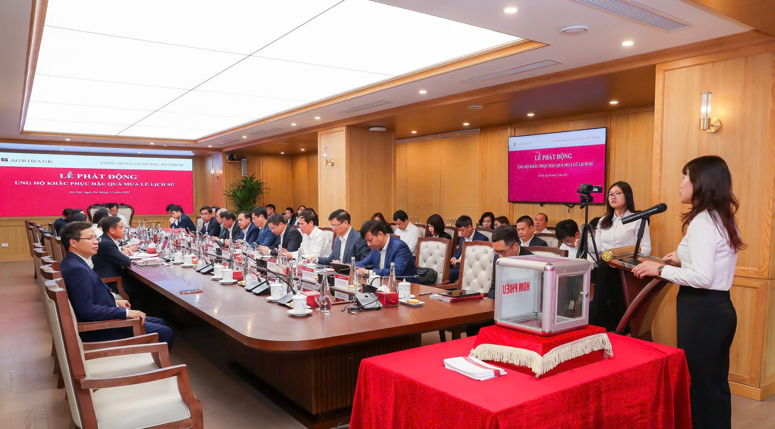 Đ/c Nguyễn Thị Thanh Huyền - Phó Chủ tịch thường trực phụ trách Công đoàn Trụ sở chính Agribank phát động ủng hộ đồng bào khắc phục hậu quả mưa lũ lịch sử