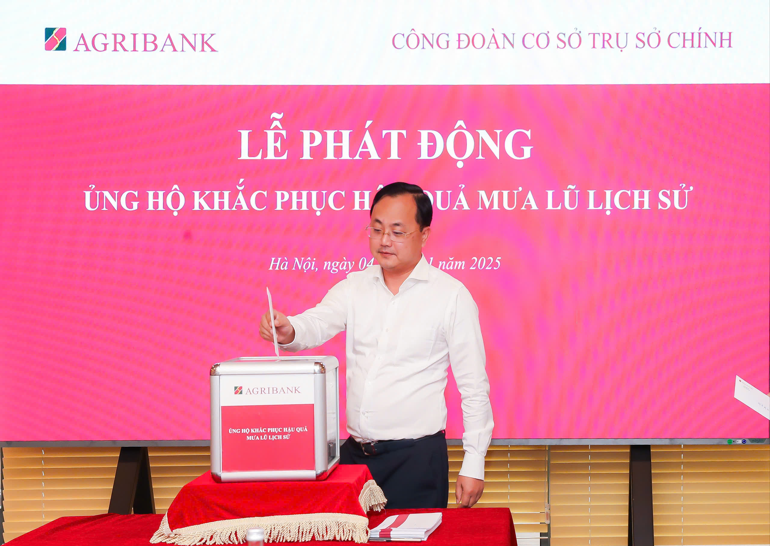 Đồng chí Tô Huy Vũ - Bí thư Đảng ủy, Chủ tịch Hội đồng thành viên, ủng hộ đồng bào bị ảnh hưởng bởi bão lũ tại phiên họp thường kỳ của Hội đồng thành viên Agribank