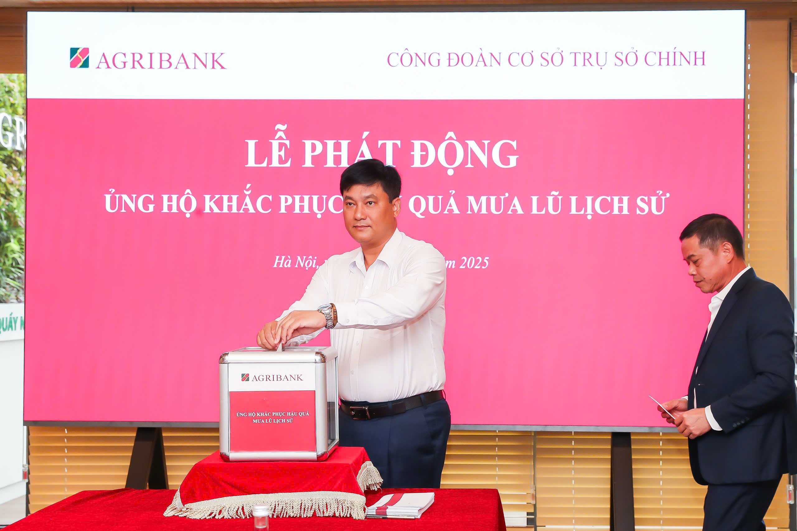 Đồng chí Phạm Toàn Vượng - Phó Bí thư Đảng ủy, Thành viên HĐTV, Tổng Giám đốc, ủng hộ đồng bào bị ảnh hưởng bởi bão lũ tại phiên họp thường kỳ của Hội đồng thành viên Agribank