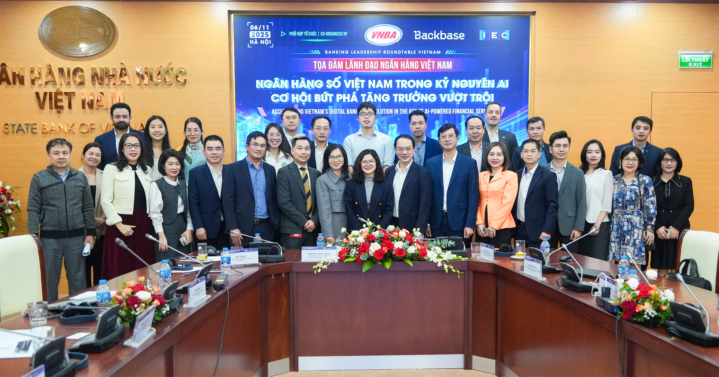 Các đại biểu tham dự tọa đàm chụp ảnh lưu niệm