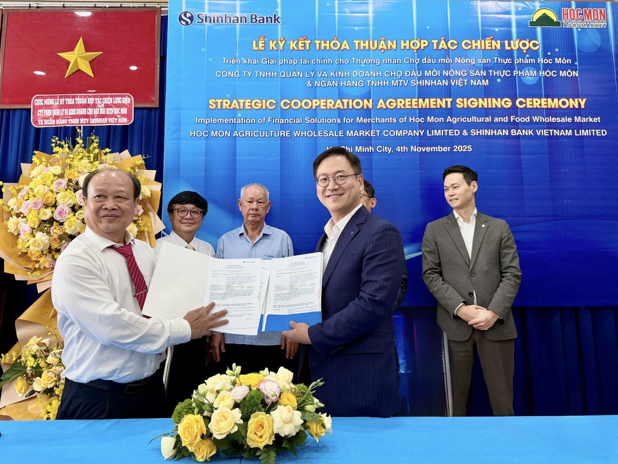 Ông Lê Văn Tiển – Giám đốc Công ty Quản lý Chợ đầu mối Nông sản Thực phẩm Hóc Môn và Ông Yang Ho Rim – Phó Tổng Giám đốc Ngân hàng Shinhan Việt Nam tại buổi lễ ký kết hợp tác.