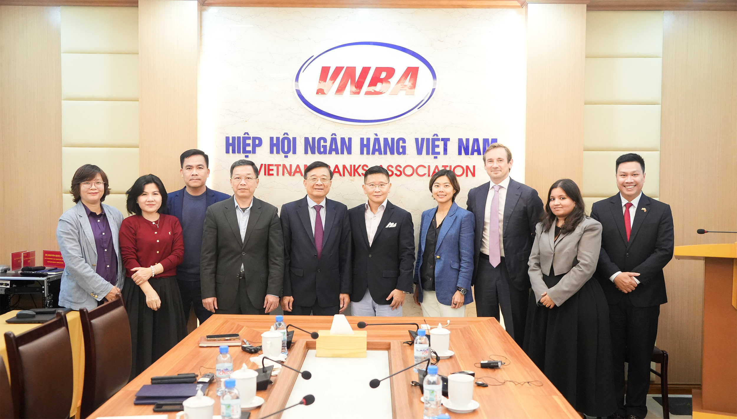 TS Nguyễn Quốc Hùng tiếp đại diện Tập đoàn Fintech hàng đầu châu Âu Revolut