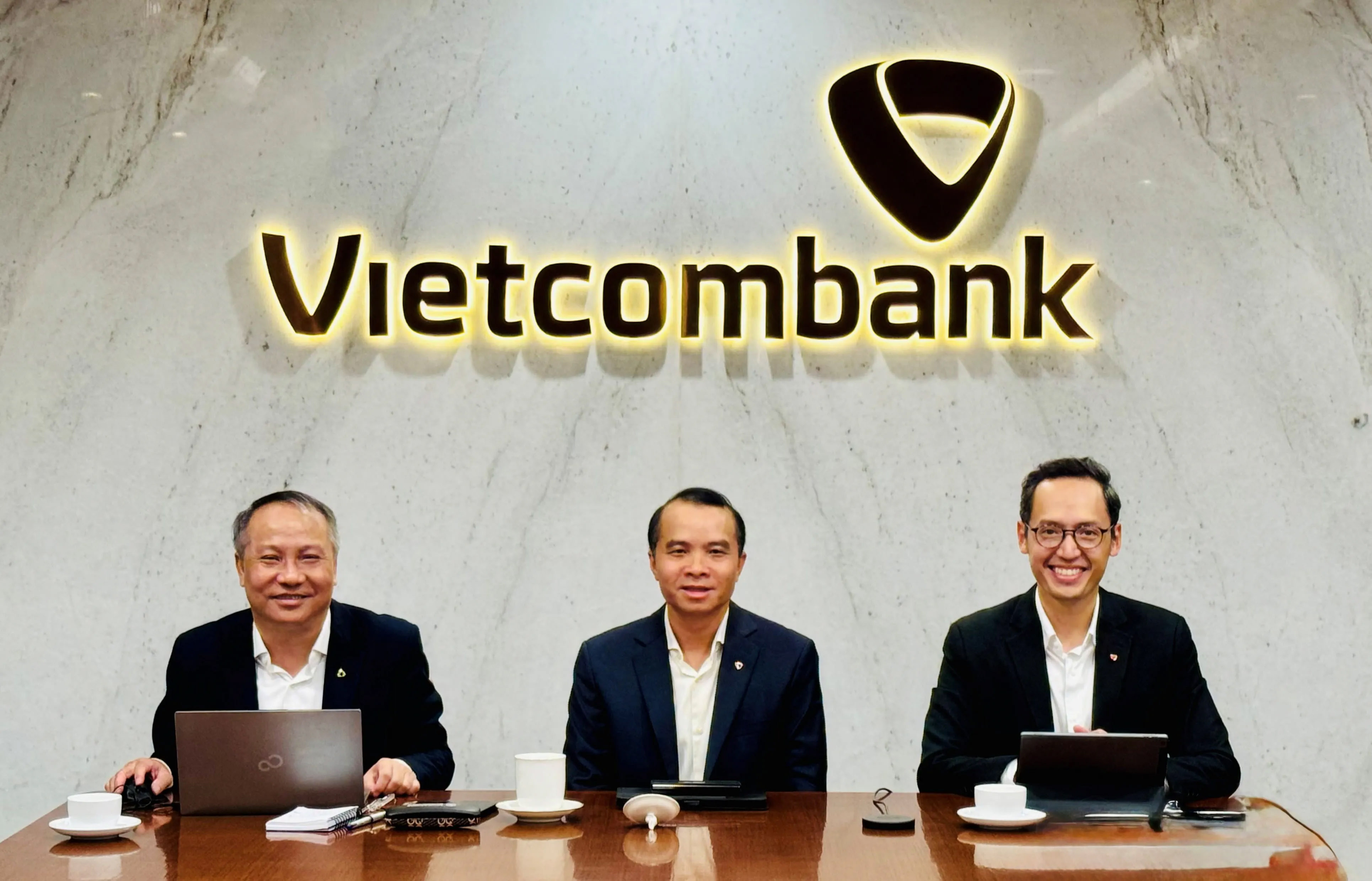 Đại diện Vietcombank trao đổi trực tuyến với các nhà đầu tư về kết quả hoạt động kinh doanh quý III năm 2025