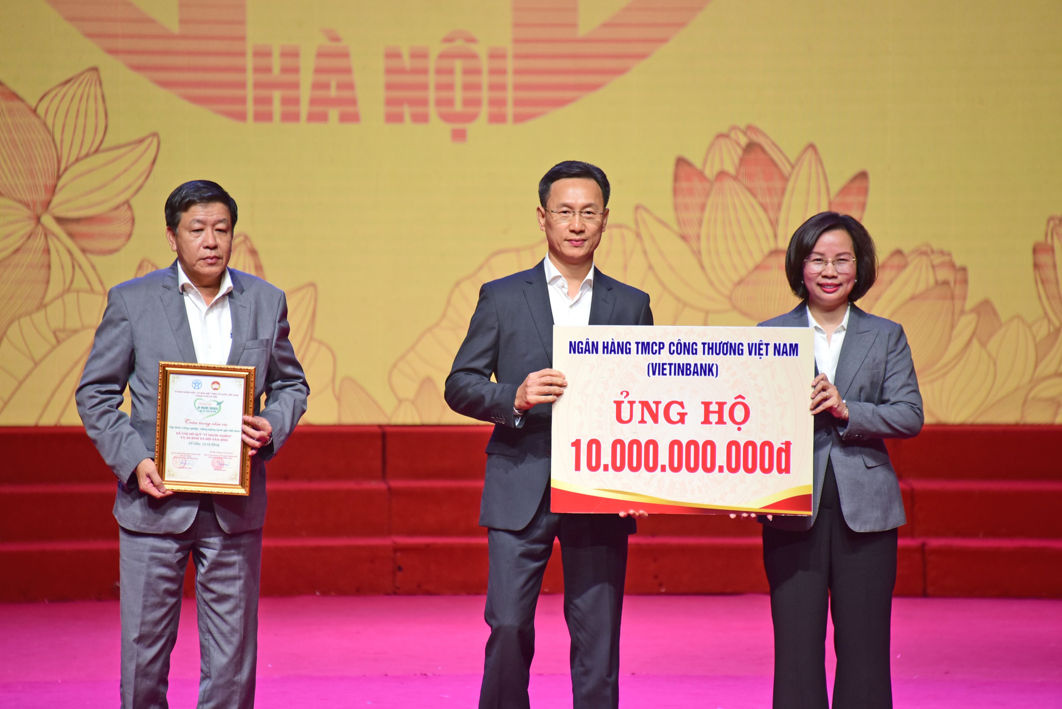 VietinBank chung tay hỗ trợ đồng bào vùng bão lũ và người nghèo Thủ đô