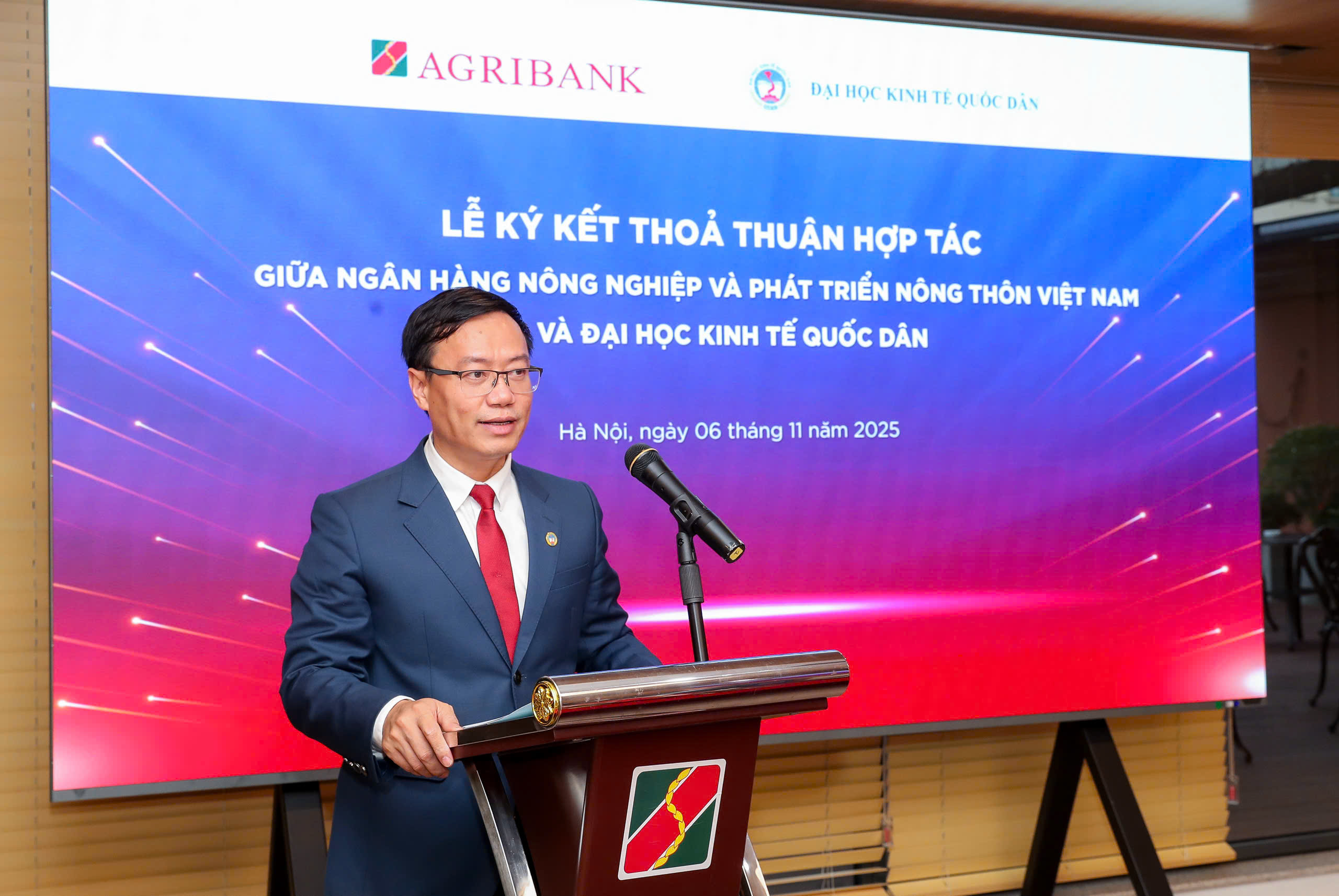 Phó Giáo sư, Tiến sĩ Bùi Đức Thọ - Chủ tịch Hội đồng Đại học Kinh tế Quốc dân phát biểu tại lễ ký kết