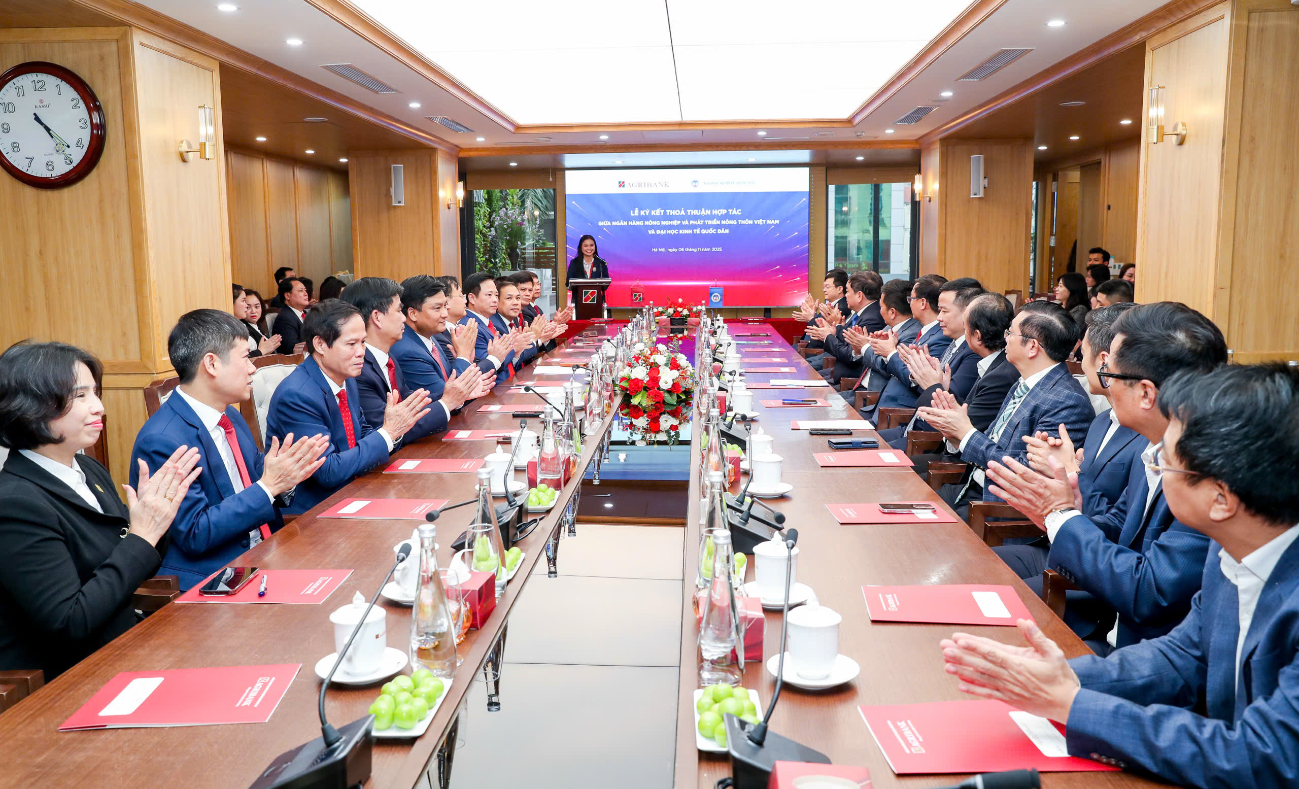 Toàn cảnh Lễ ký kết Thỏa thuận hợp tác giữa Agribank và Đại học Kinh tế Quốc dân